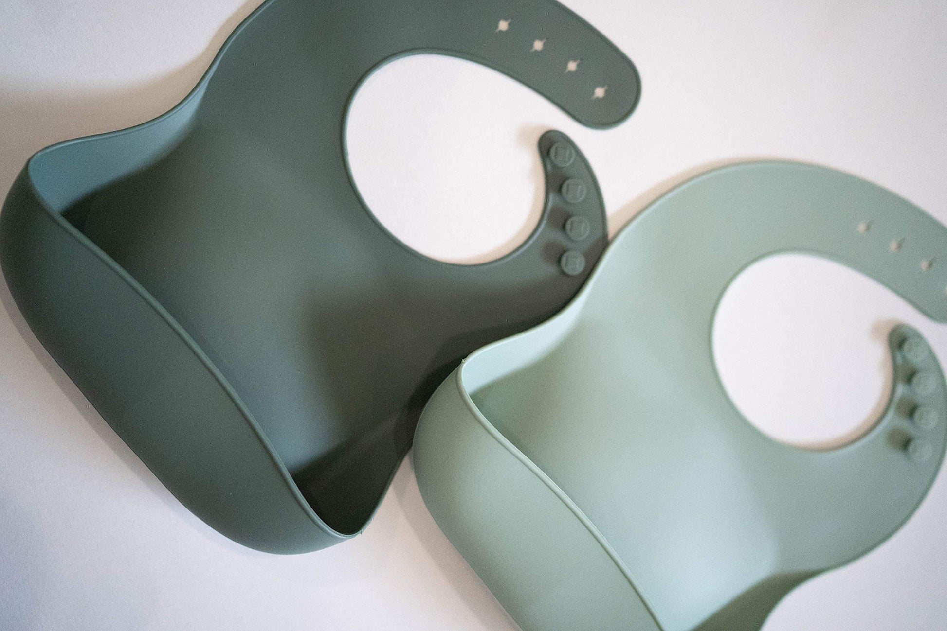 AVA + OLIVER - Juego de baberos de silicona impermeable con cuello ajustable, baberos de silicona duraderos para bebés y niños pequeños - Babero profundo con bolsillo para recoger alimentos sin