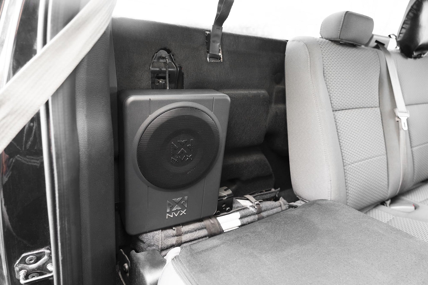 NVX Sistema de subwoofer universal amplificado y cargado de 10 pulgadas con puerto bajo asiento
