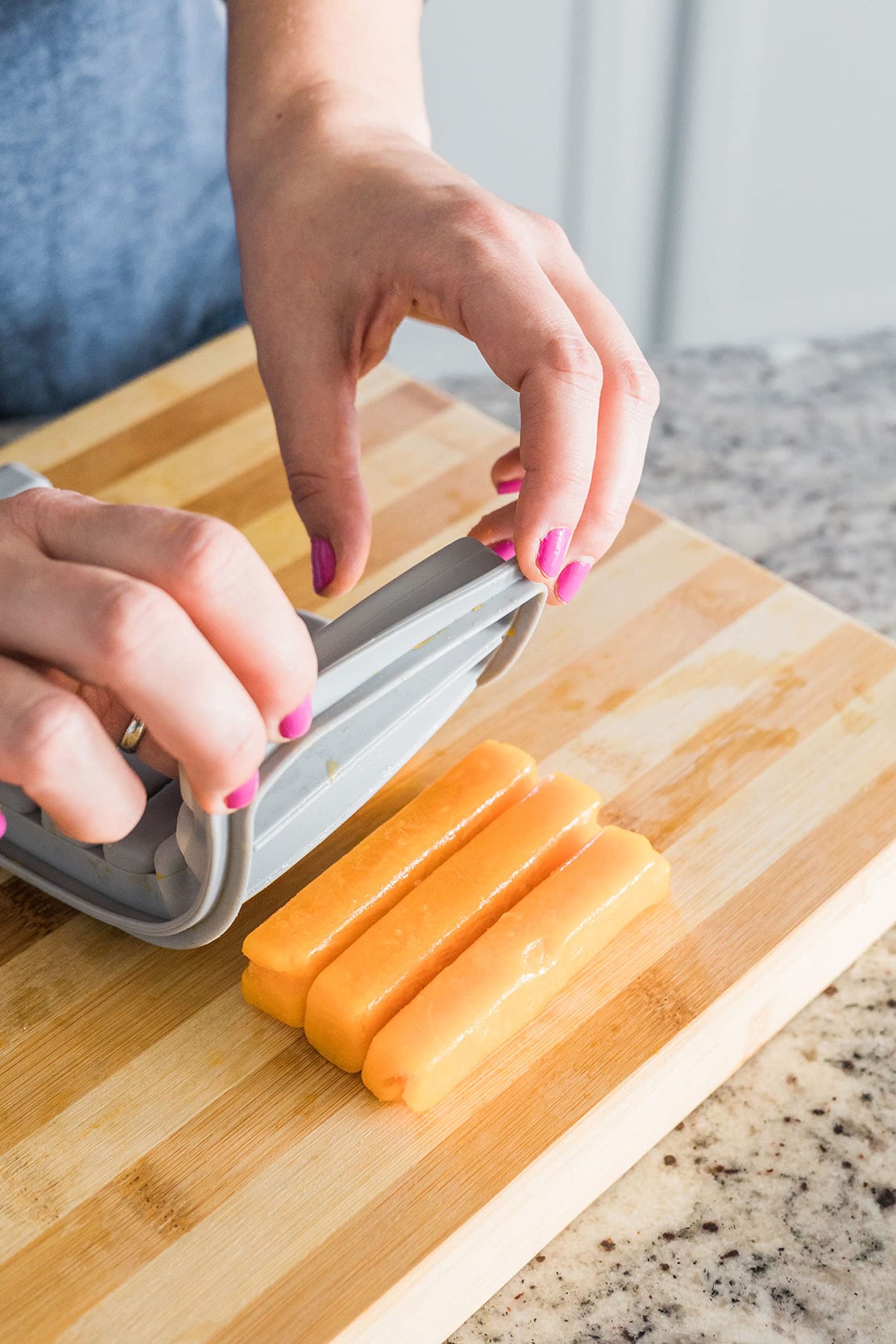 Tiny Tot Innovations Bandejas de Almacenamiento para Congelador de Leche Materna con Portador, 10 Barras de 1oz, 2 Recipientes con Tapas y Portador, 100% Silicona de Grado Alimenticio