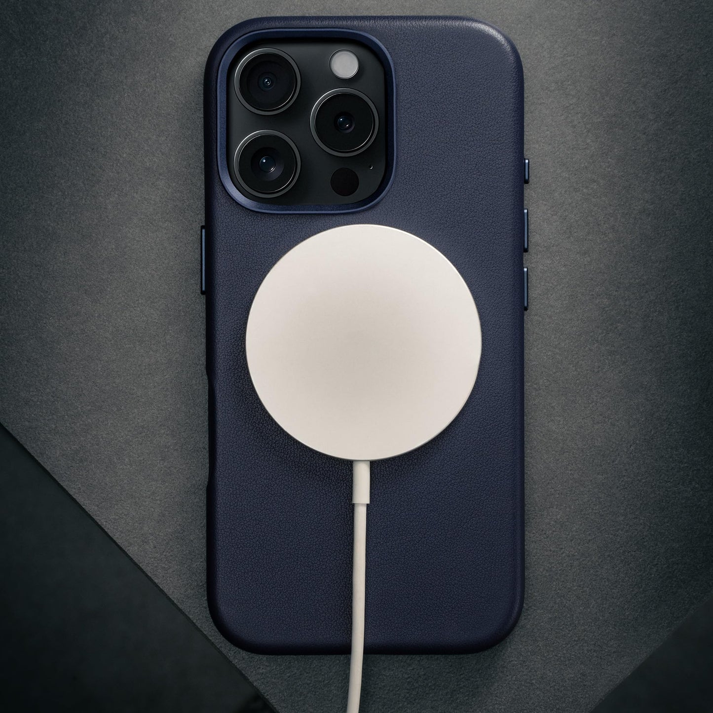 TORRO Funda Compatible con iPhone 16 Pro – Funda Delgada de Cuero de Primera Calidad Compatible con MagSafe (Azul Marino)