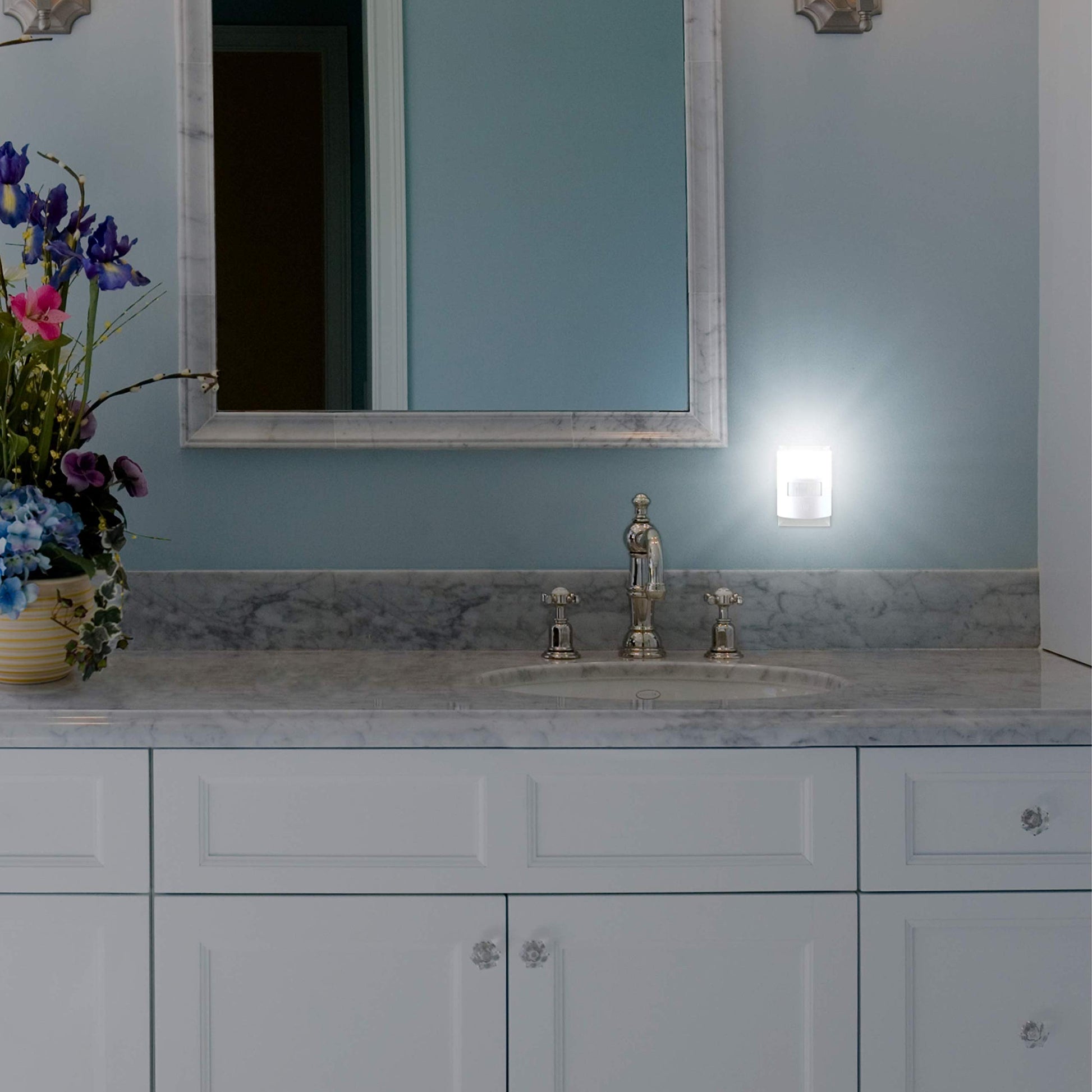 GE Enbrighten Luz De Noche Led Enchufable Con Sensor De Movimiento 1 Pieza 40 Lúmenes Blanco Suave Certificacion UL Ideal Para Dormitorio Guardería Baño Oficina Escaleras 12201