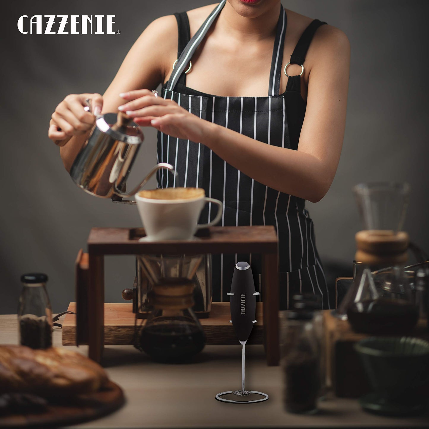 Cazzenie Espumador de Leche eléctrico con batidor y base. Batidor Premium de mano para café, capuchino o cócteles. Batidor de huevo o para tipo de bebidas en vaso o taza. Barista. Milk Frother