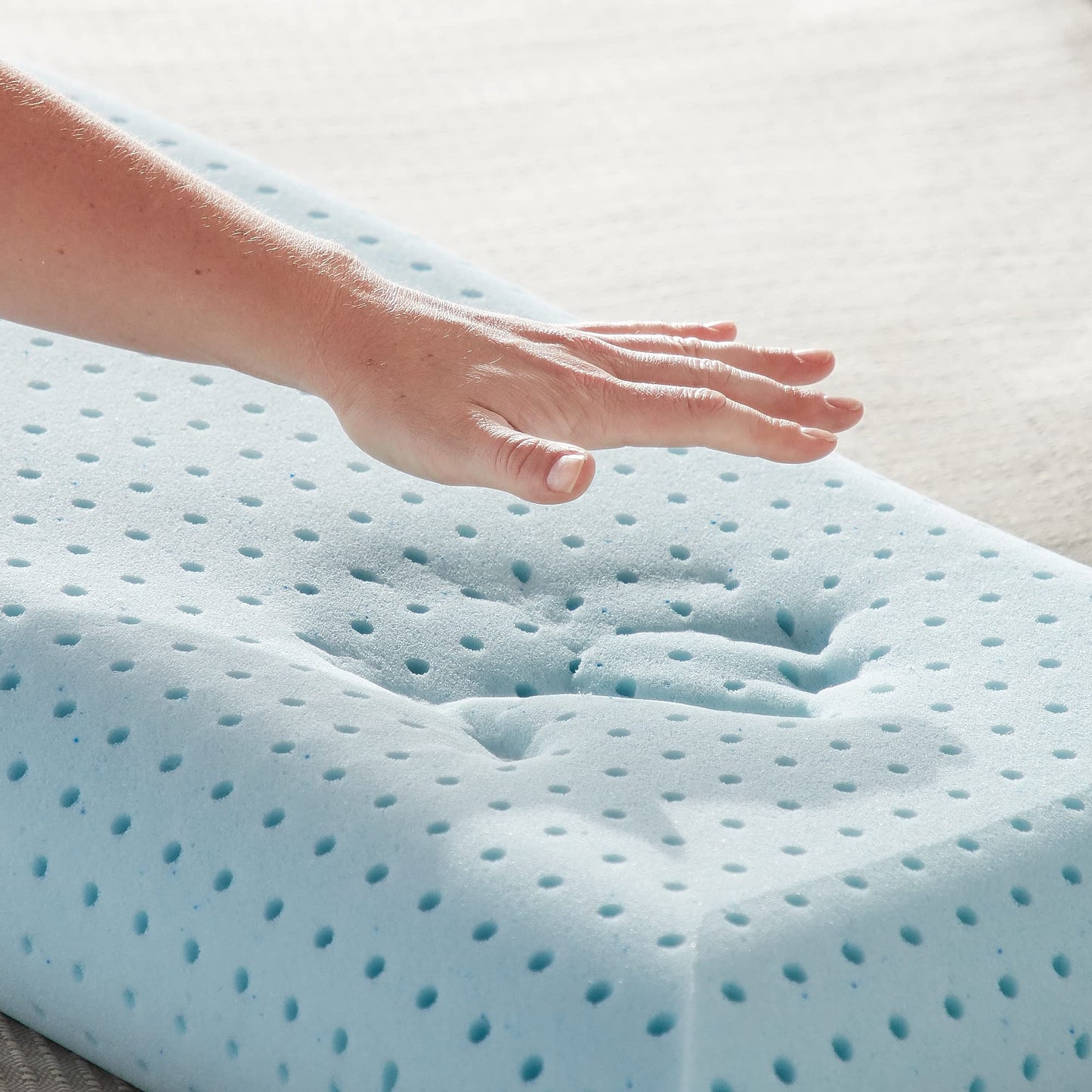 Almohada Weekender Memory Foam Gel Refrescante Suave Media para Dormir