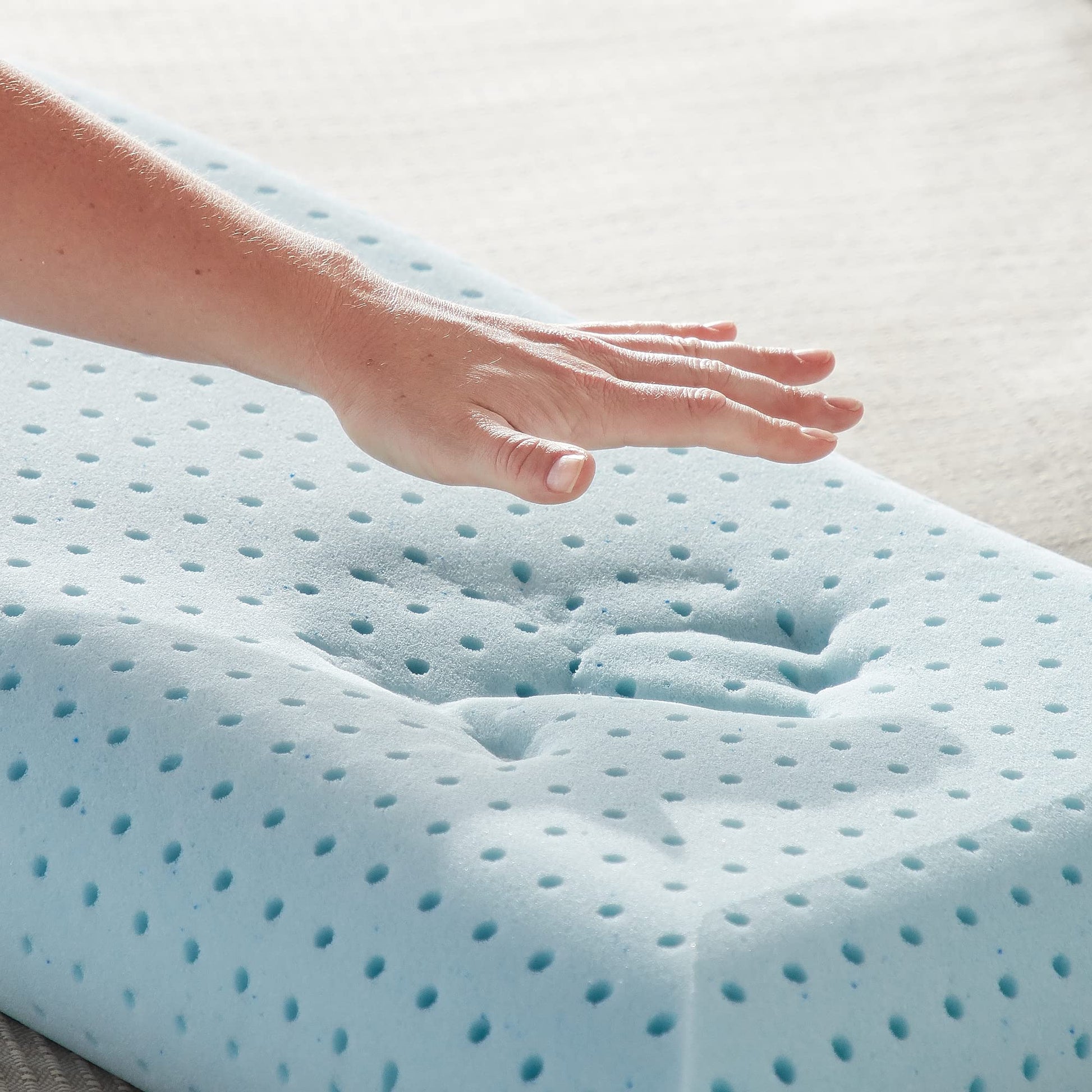 Almohada Weekender Memory Foam Gel Refrescante Suave Media para Dormir