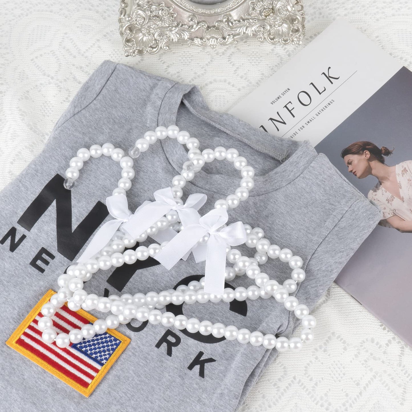 Adorila - Paquete de 5 Perchas de Perlas para niños, pequeñas Perlas con Lazo, Elegantes Perchas estándar para niños y Perros (Blanco)