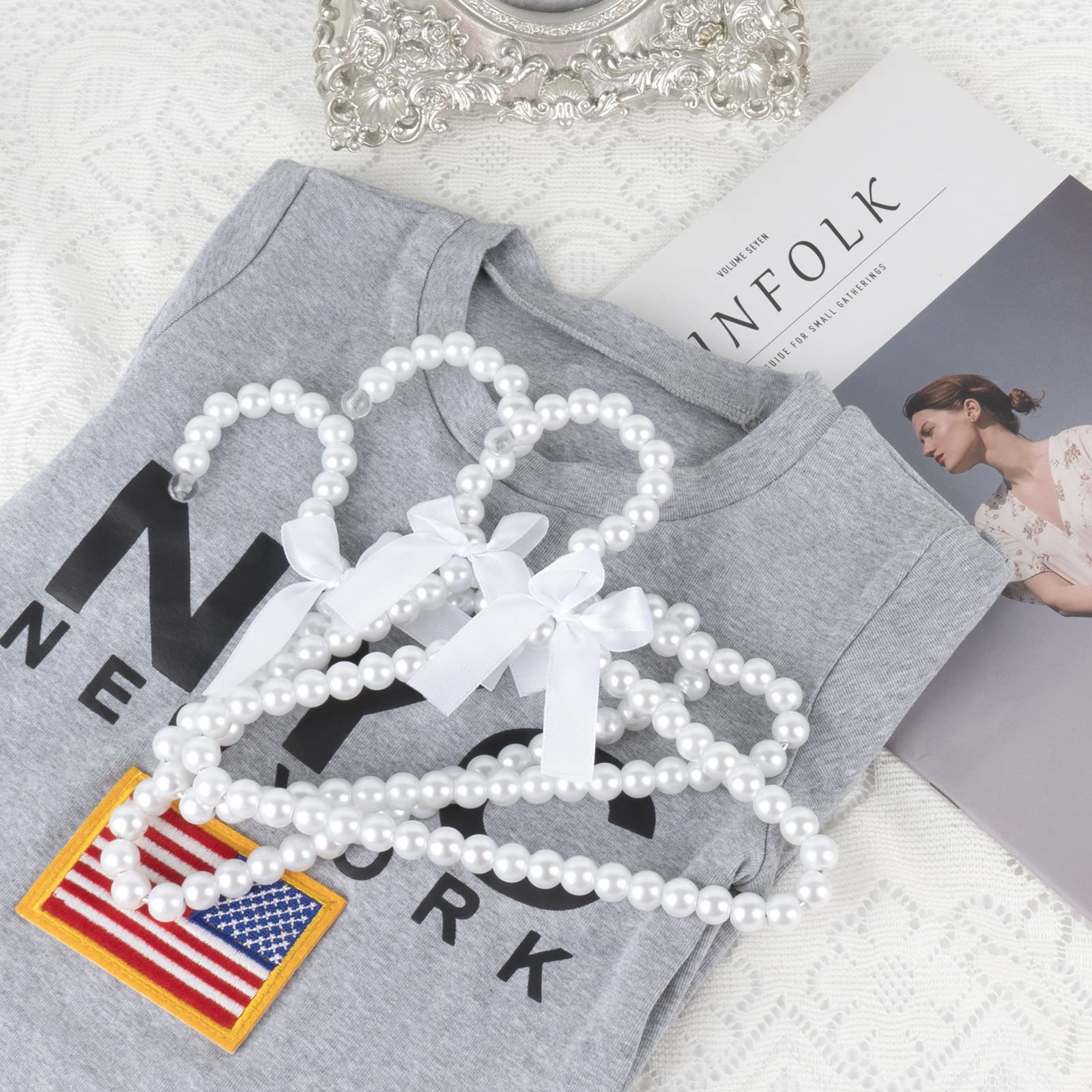 Adorila - Paquete de 5 Perchas de Perlas para niños, pequeñas Perlas con Lazo, Elegantes Perchas estándar para niños y Perros (Blanco)
