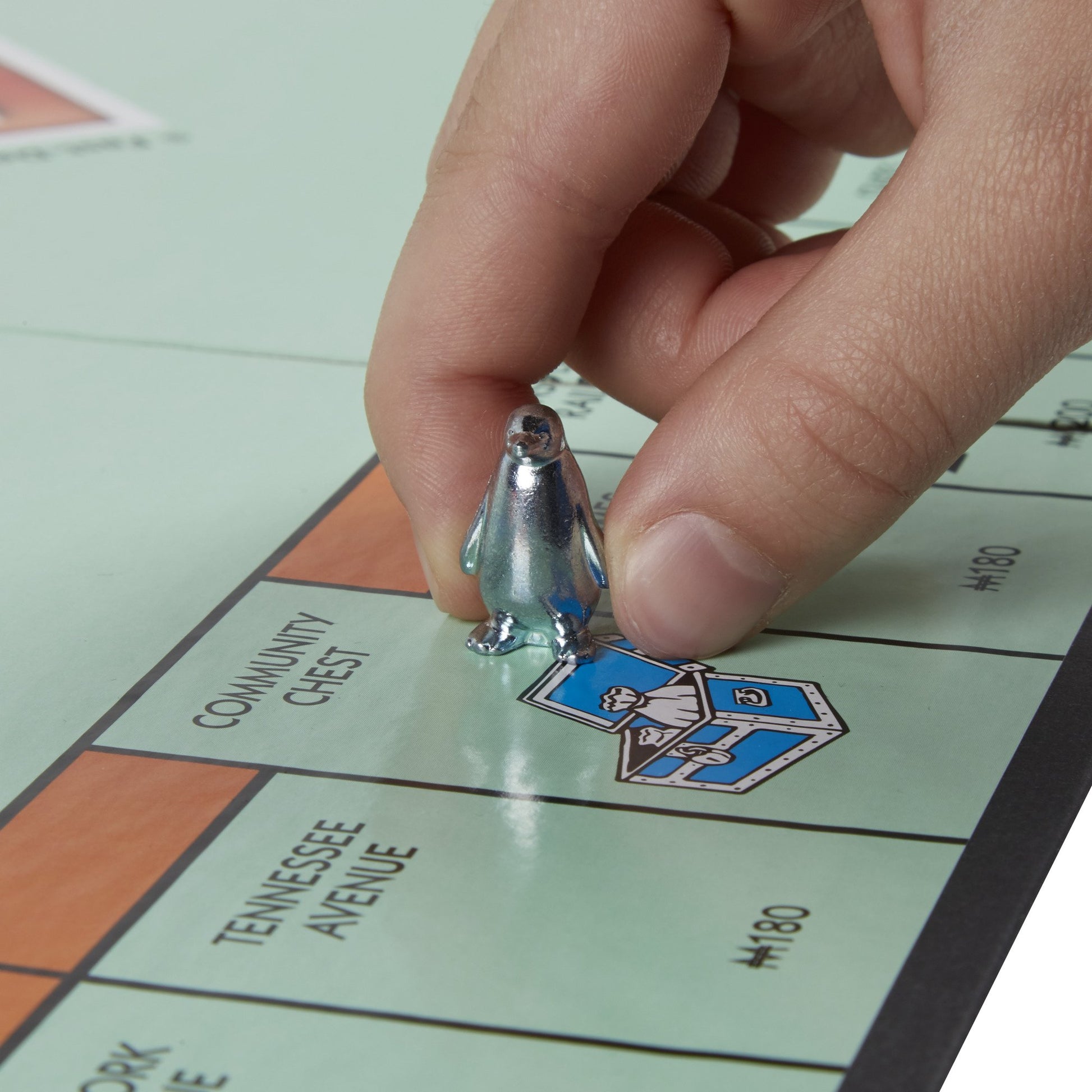 Hasbro Monopoly Clásico Juego de Mesa de Negociar Propiedades, Ideal para Adultos, niños y niñas a Partir de los 8 años, para Jugar en Familia o con Amigos, de 2 a 6 Jugadores.