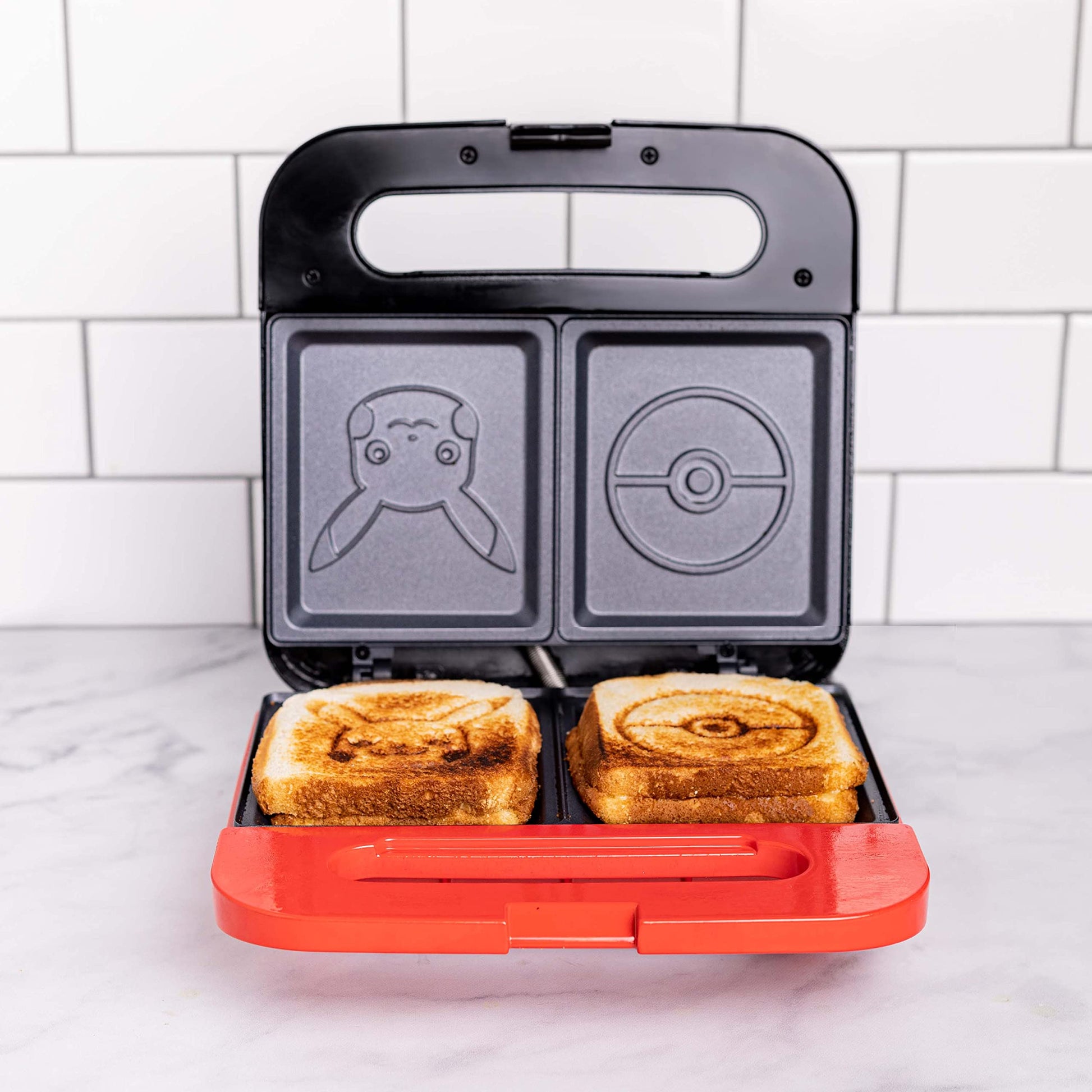 Máquina de Quesos a la Parrilla Uncanny Brands Pokemon blanca para Hacer Sándwiches de Pokeball y Pikachu