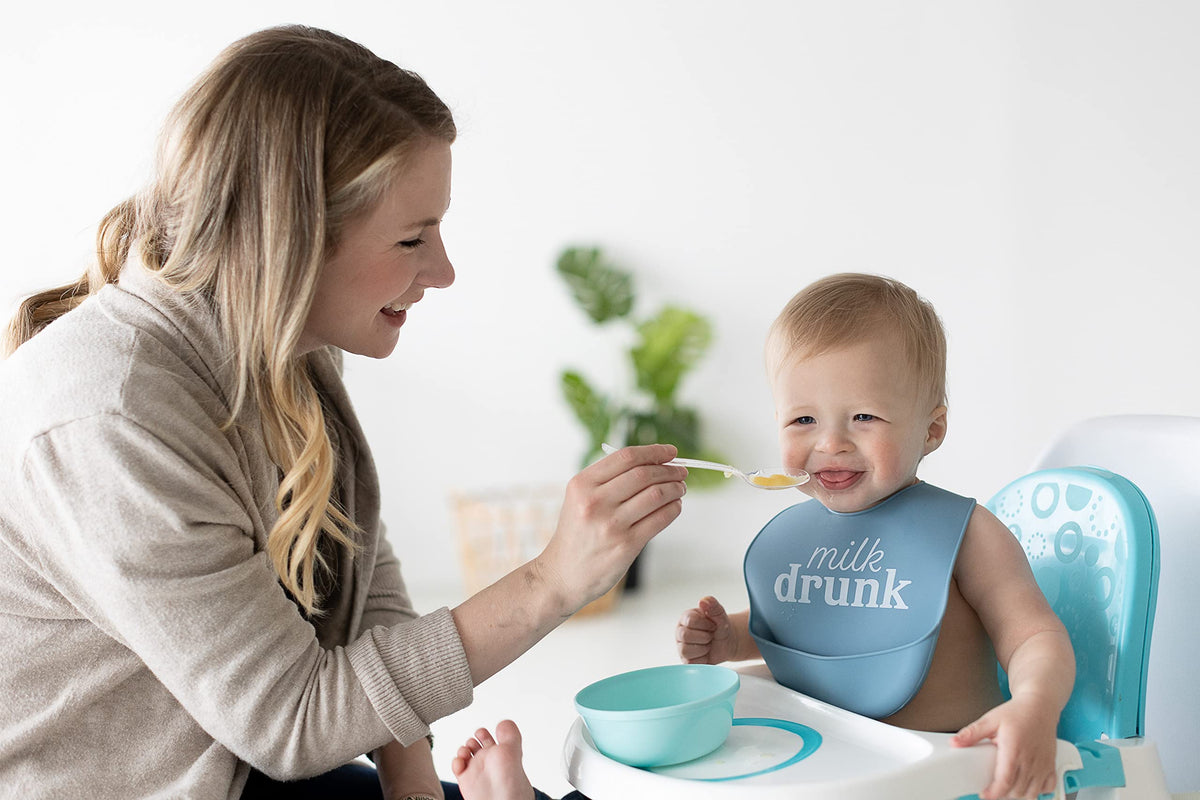 Pearhead - Juego de 2 baberos de silicona, un babero para bebé borracho con leche, un babero azul claro y galletas, accesorio de alimentación de bebé neutro para padres nuevos y futuros padres, 2
