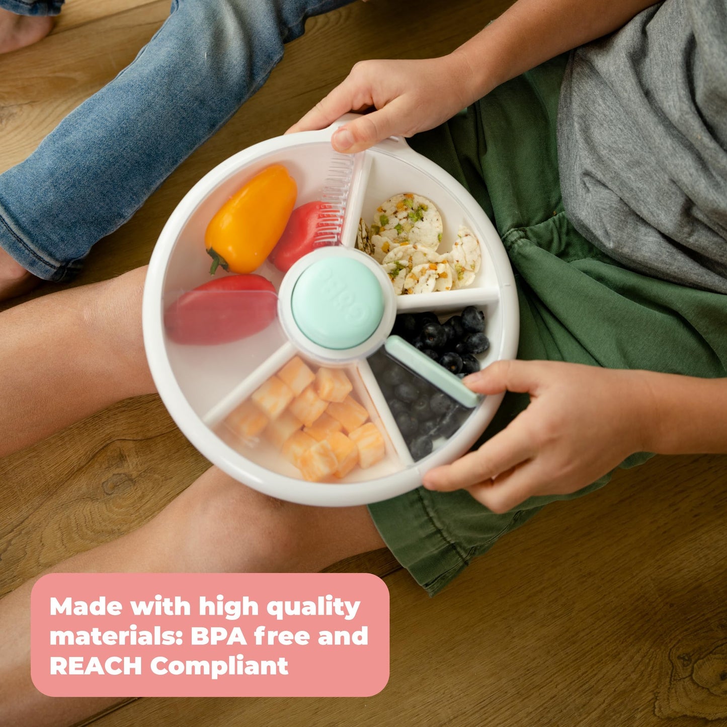 GoBe Kids - Paquete grande para aperitivos con correa de mano y hoja adhesiva, contenedor reutilizable con dispensador de 4 compartimentos y tapa, sin BPA/PVC, apto para lavaplatos, sin derrames