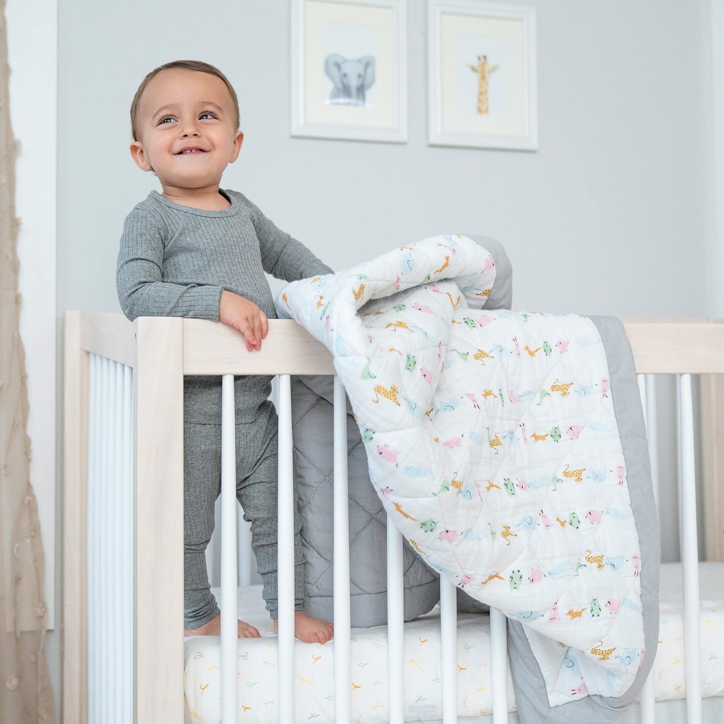 aden + anais Essentials - Juego de ropa de cama de 3 piezas, manta de algodón, sábana de cuna, falda de cuna, animales del alfabeto