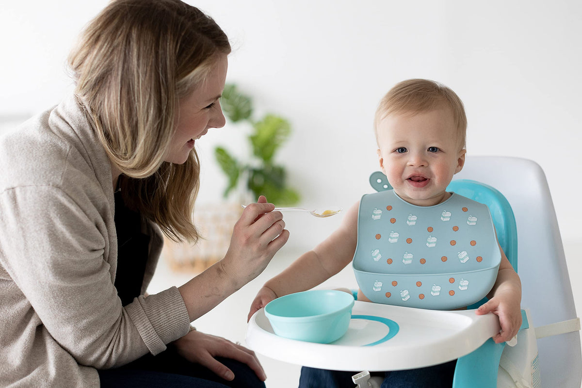 Pearhead - Juego de 2 baberos de silicona, un babero para bebé borracho con leche, un babero azul claro y galletas, accesorio de alimentación de bebé neutro para padres nuevos y futuros padres, 2