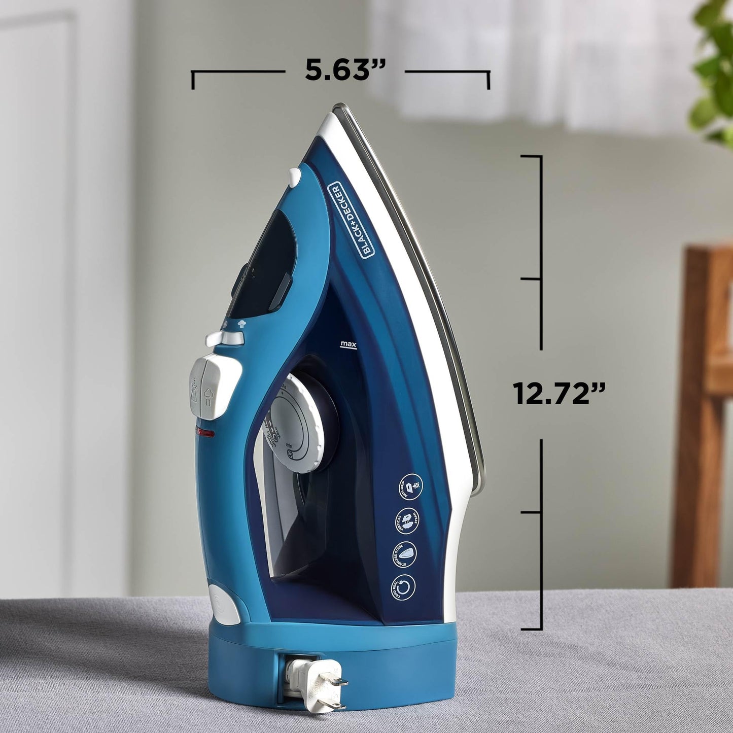 BLACK+DECKER - Plancha de vapor para ropa con cable retráctil, vapor vertical, diseño antigoteo, niebla de pulverización y botón de limpieza automática, 1200 W