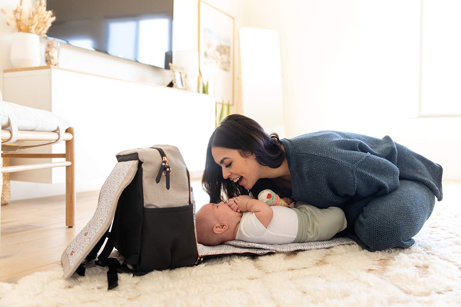 Petunia Pickle Bottom Boxy Mochila, bolsa de pañales, elegante bolsa de bebé, mochila espaciosa, para madres sobre la marcha, arena/negro