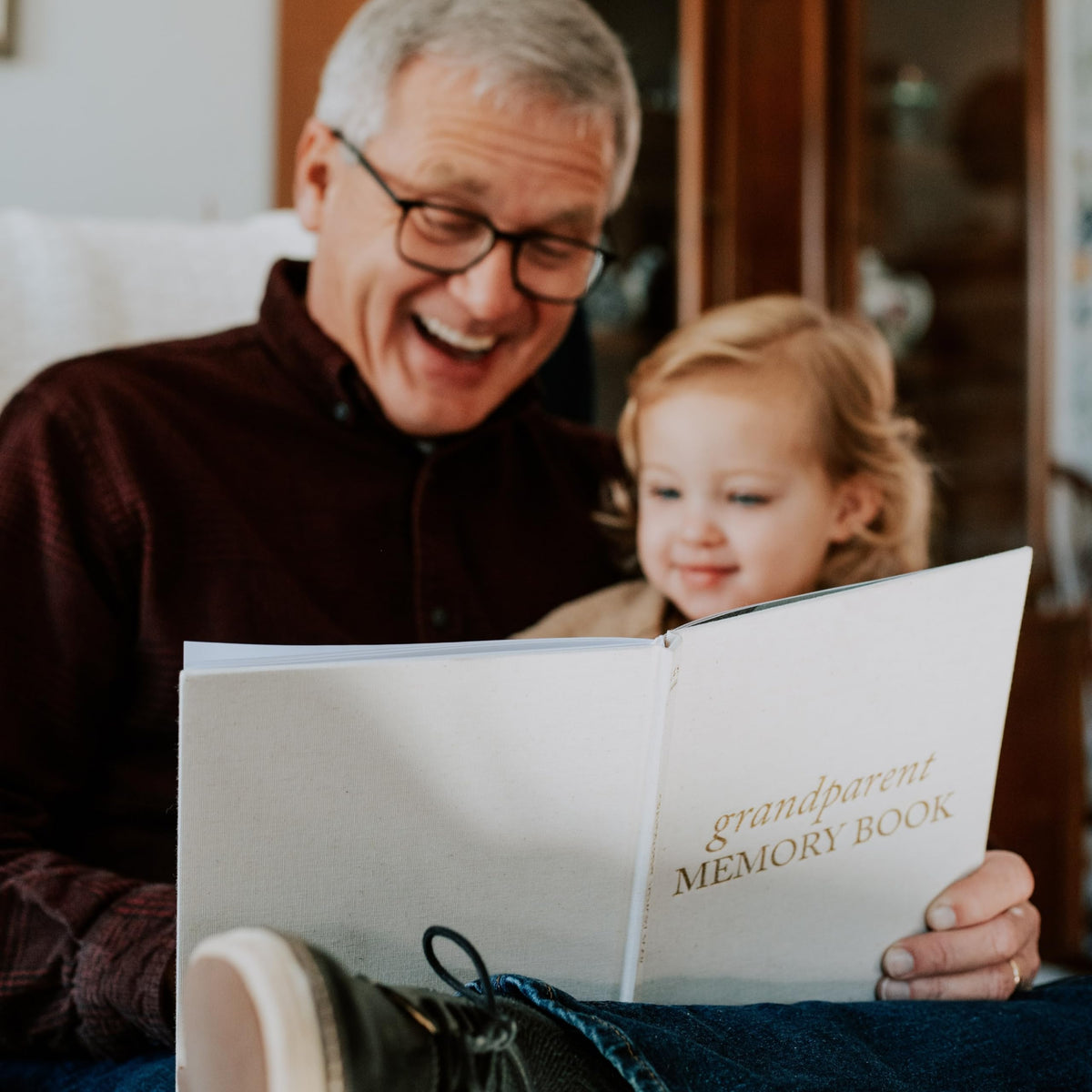 Libro de Recuerdos de Lino con Relieve Dorado para Abuelos Crema
