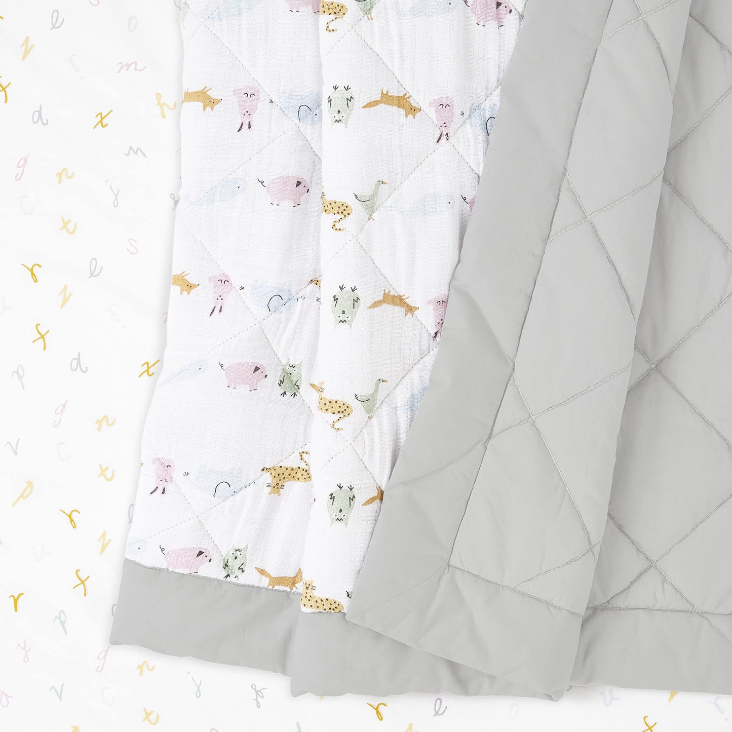 aden + anais Essentials - Juego de ropa de cama de 3 piezas, manta de algodón, sábana de cuna, falda de cuna, animales del alfabeto