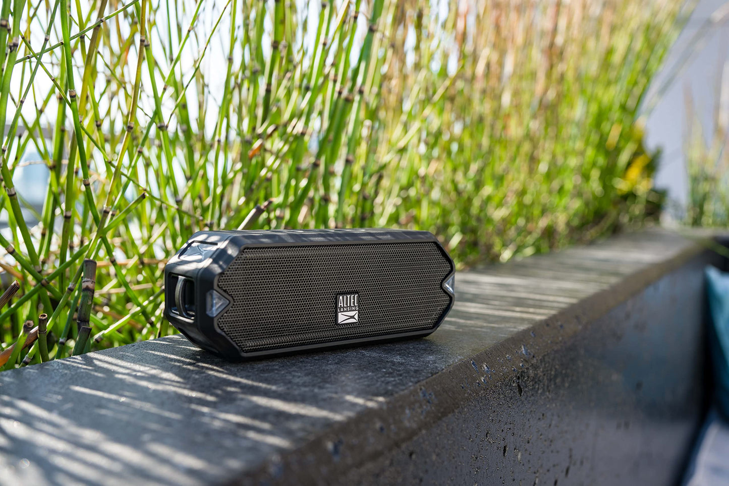 Altec Lansing - Altavoz Bluetooth inalámbrico HydraJolt, altavoces portátiles impermeables con cargador de teléfono integrado y luces, a prueba de todo al aire última intervensión, a prueba de golpes,