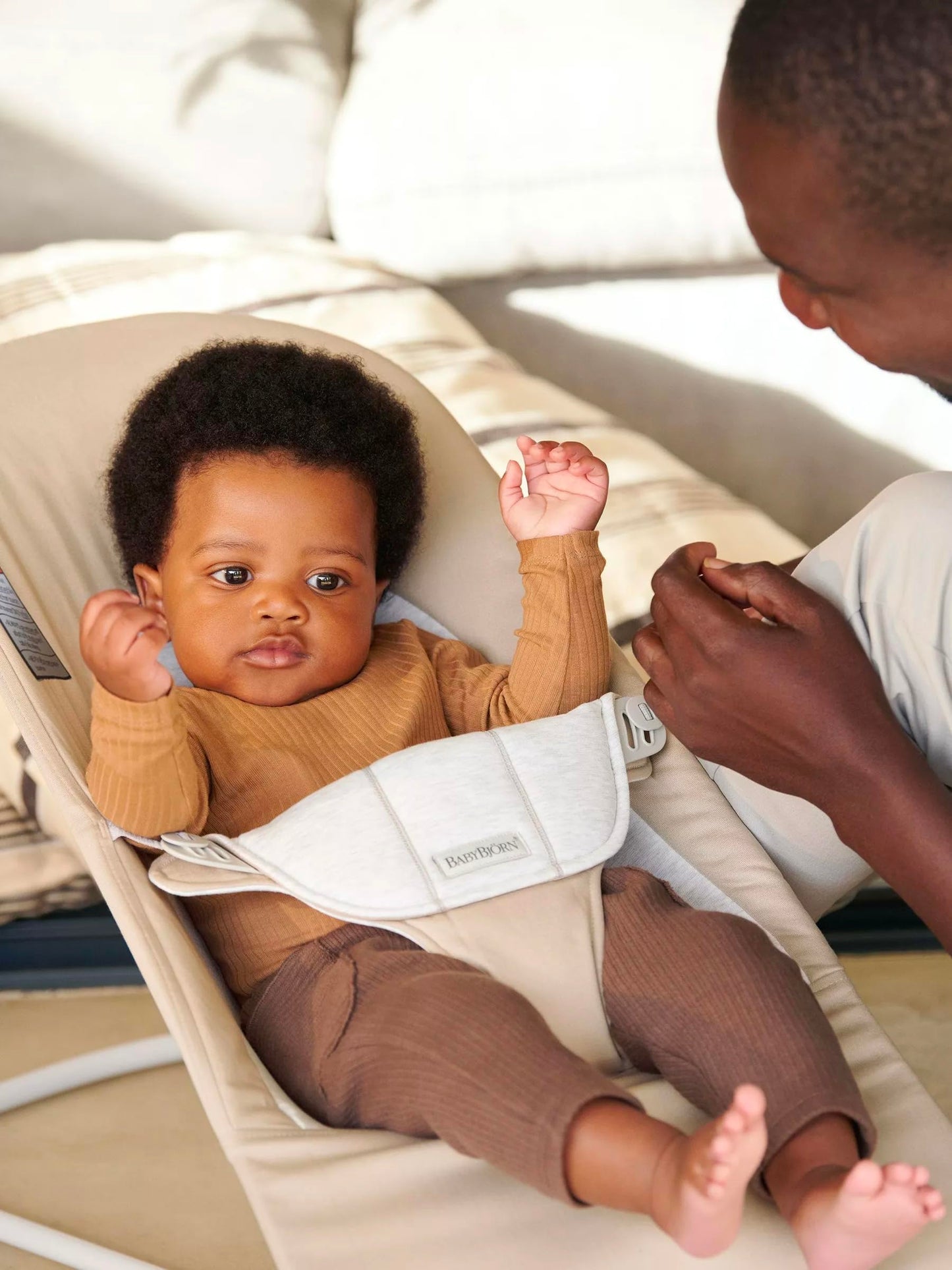 BabyBjörn Silla Mecedora para Bebé Balance Soft, Tejido/Jersey, Beige/Gris| Asiento ajustable 2 en 1 para bebé y silla de niño pequeño, recién nacido a niño (8-30 libras), 4 posiciones, ligero y portátil