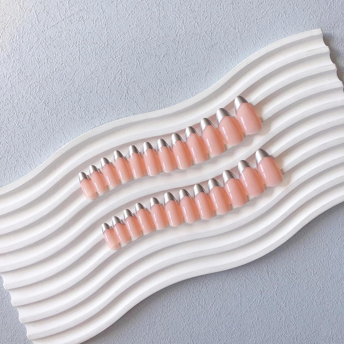SXVME Uñas Postizas Francesas Plateadas, Cortas Almendradas, Medianas, Acrílicas, con Pegamento, Medianas, Almendradas Naturales, Cortas, para Mujer, en 12 Tamaños, 24 Unidades