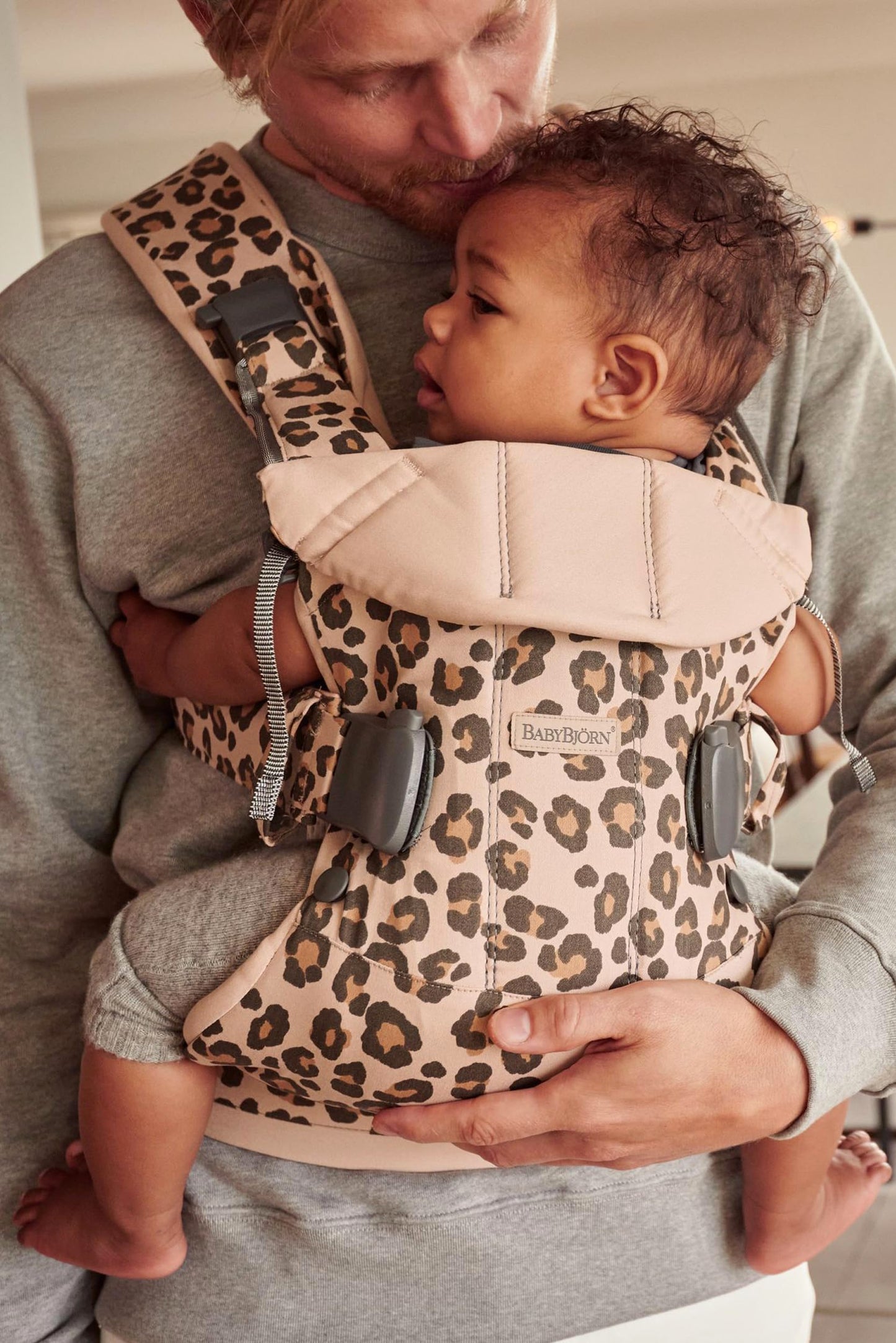 BabyBjörn Baby Carrier One, algodón, beige/leopardo