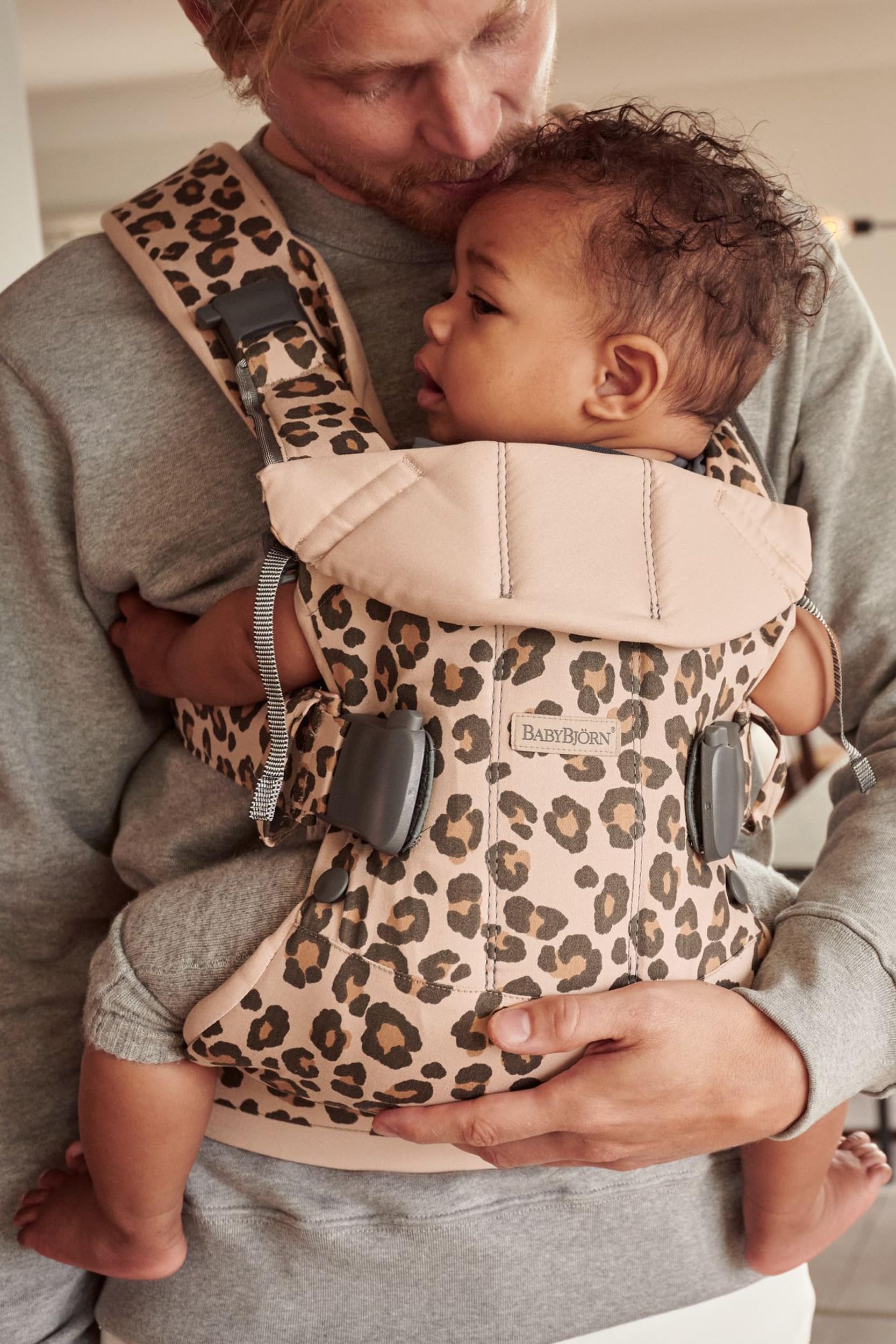 BabyBjörn Baby Carrier One, algodón, beige/leopardo