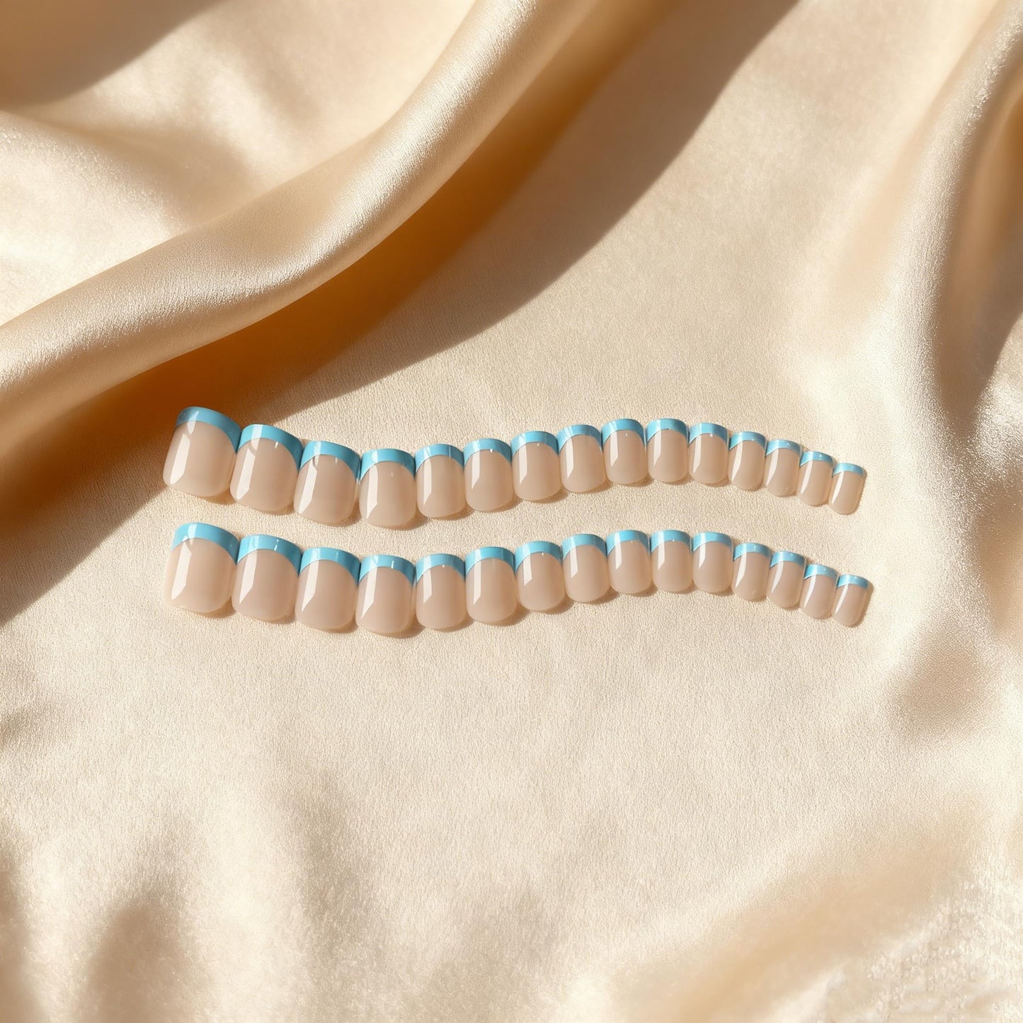JOYVVEW Uñas francesas cortas y cuadradas, uñas postizas azules con base nude natural, uñas postizas con pegamento, uñas postizas clásicas reutilizables de gel para uso diario, 30 unidades