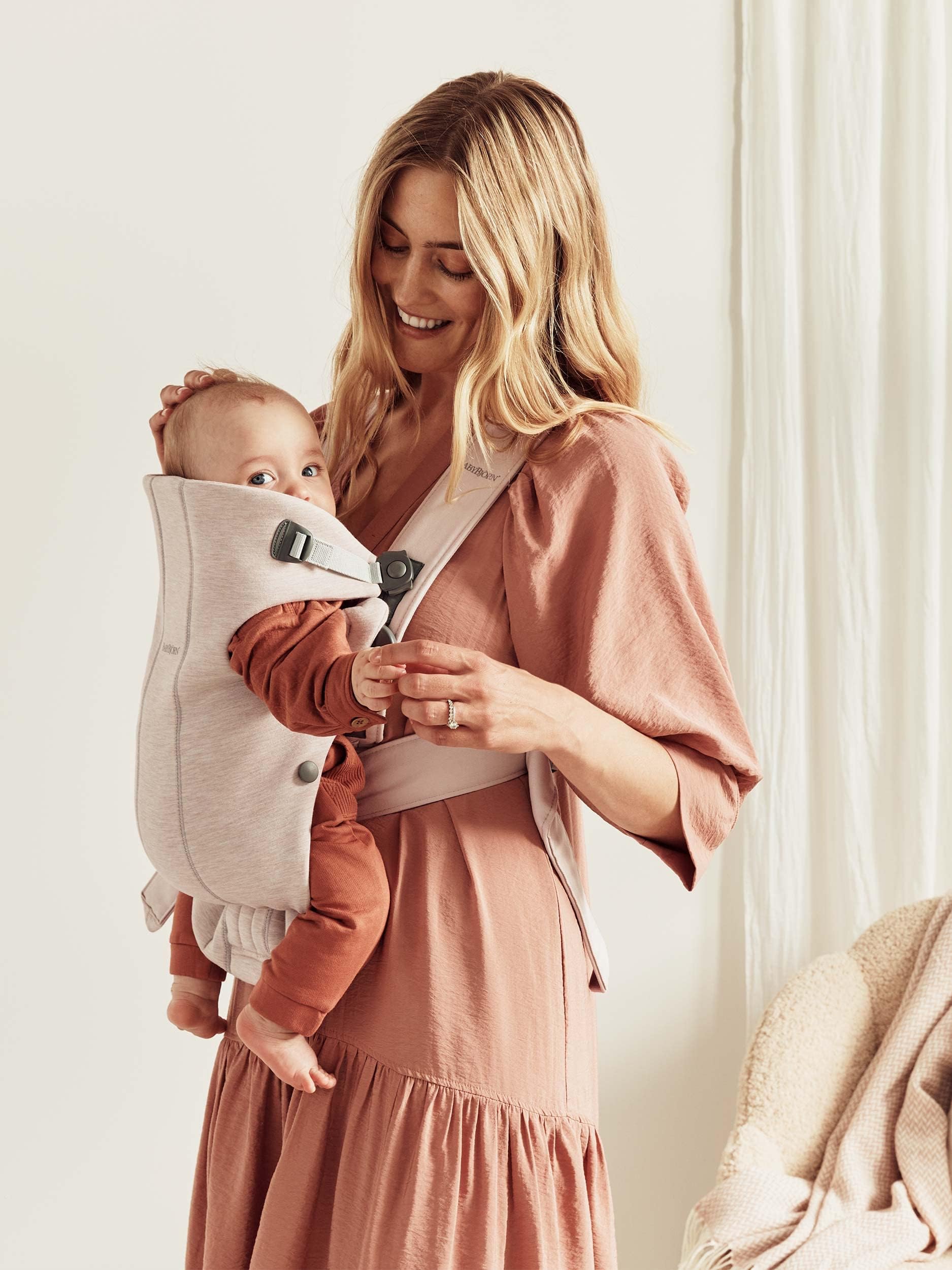 BabyBjörn Canguro Portabebé Mini, Jersey 3D, Beige claro