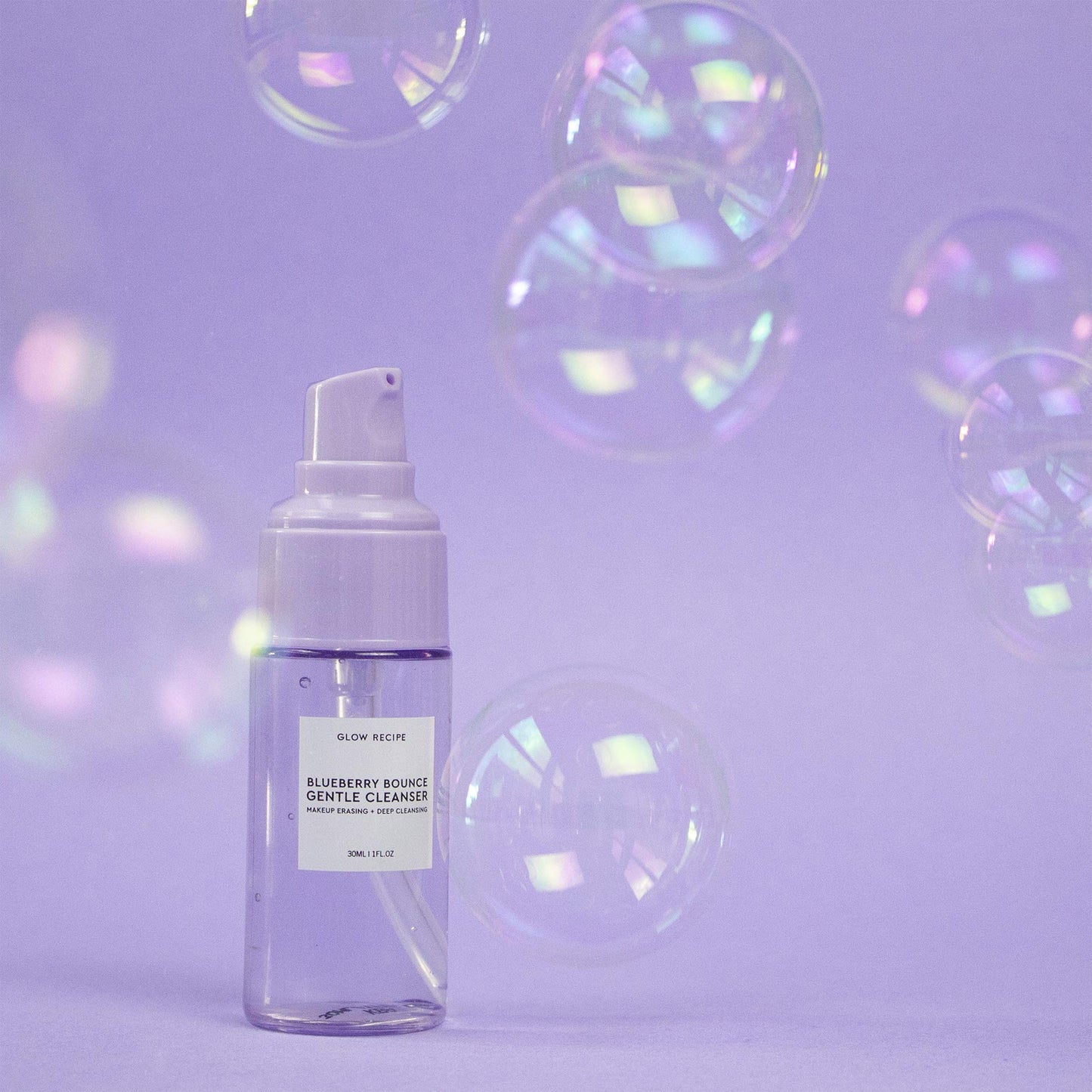 Glow Recipe Mini Blueberry Bounce Limpiador suave de espuma – Suave lavado facial exfoliante con ácido hialurónico + AHA – sulfato + jabón facial sin parabenos – Limpiador facial de gel de viaje (30 ml)