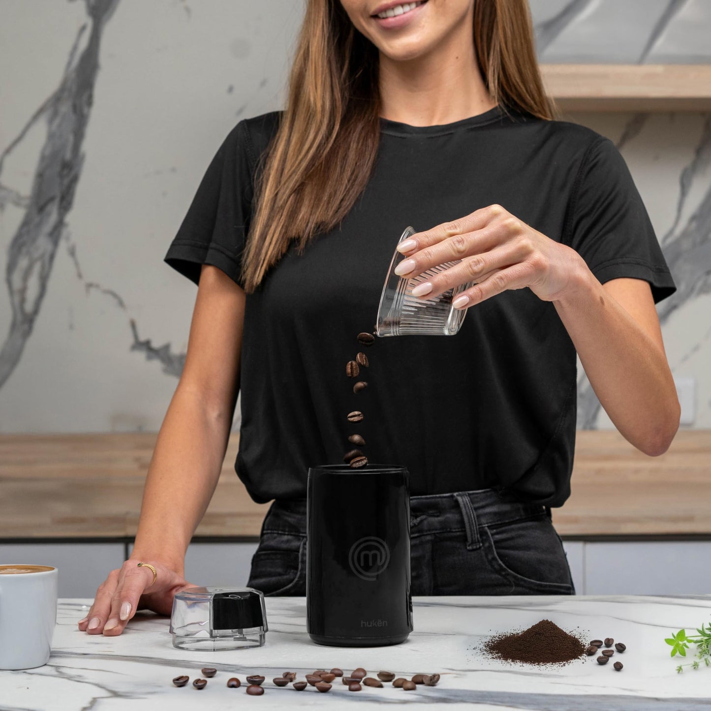 Hukën x MasterChef | Molino Eléctrico de Café Premium | Molido Perfecto | Acero Inoxidable | Capacidad de 50 gr. | 150 W | Diseño Compacto y Eficiente