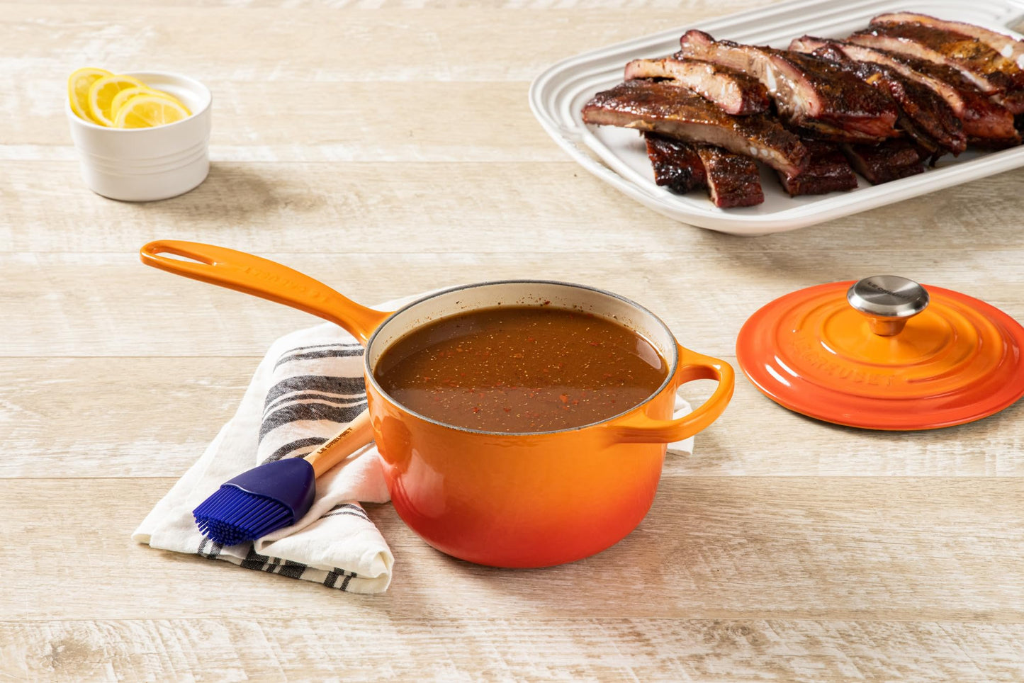 Le Creuset Cacerola de hierro fundido esmaltado, 2.25 cuartos de galón, llama