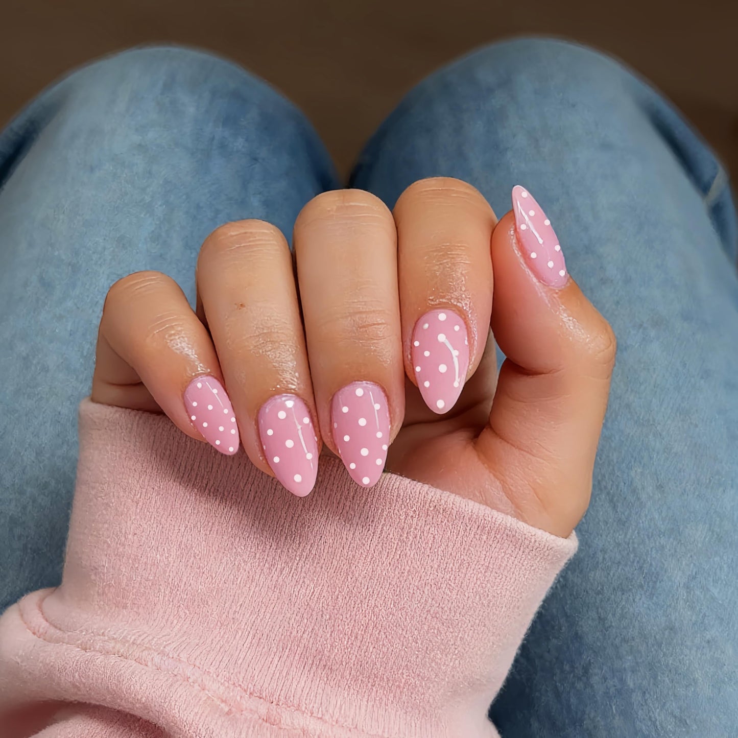 SXVME Uñas postizas acrílicas gruesas, diseño almendrado corto, 30 unidades en rosa bebé con un bonito diseño de lunares blancos, reutilizables, con pegamento de gel suave para bodas.