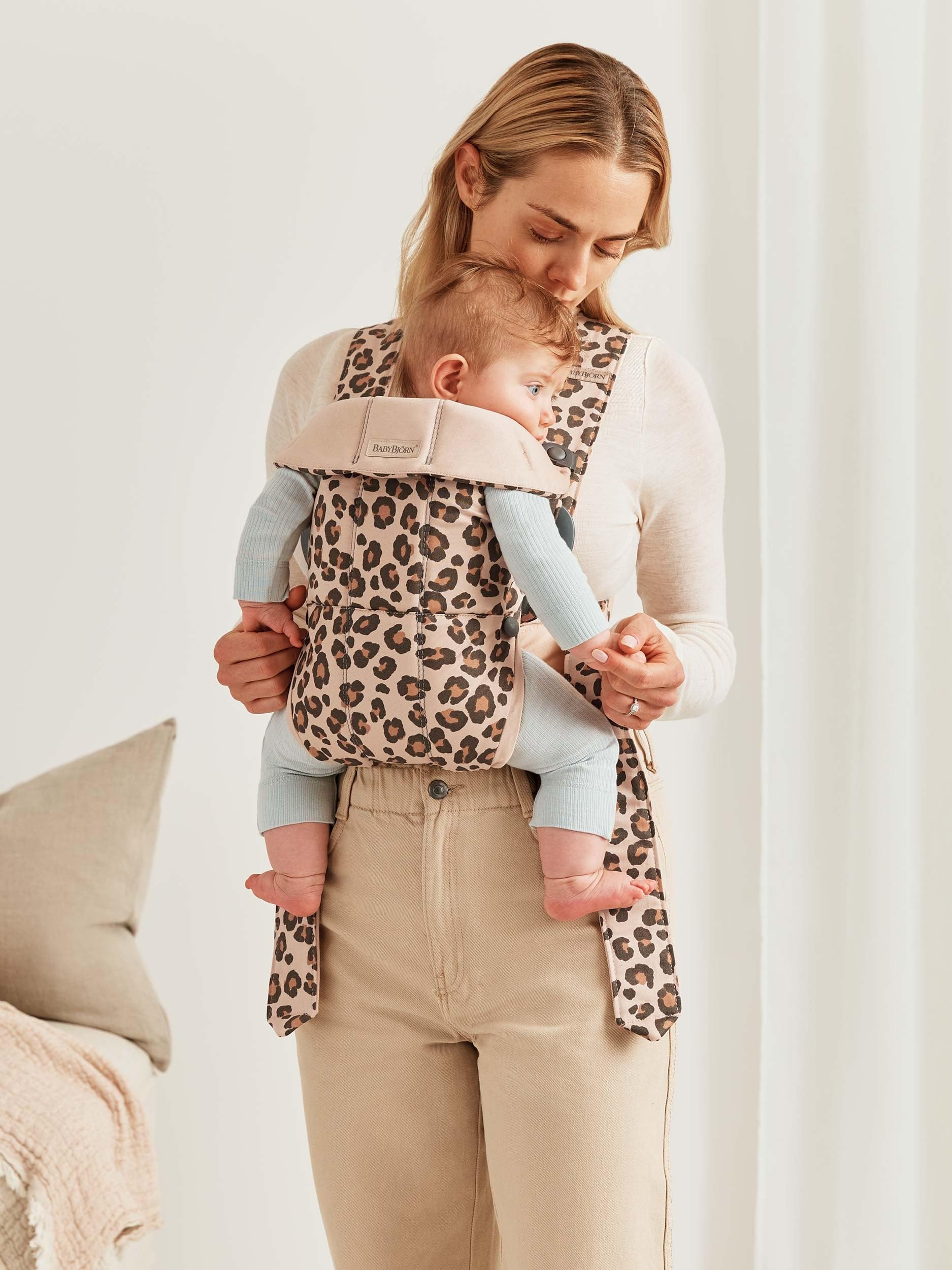 BabyBjörn - Portabebés Mini, algodón, beige/leopardo, 1 unidad (paquete de 1)