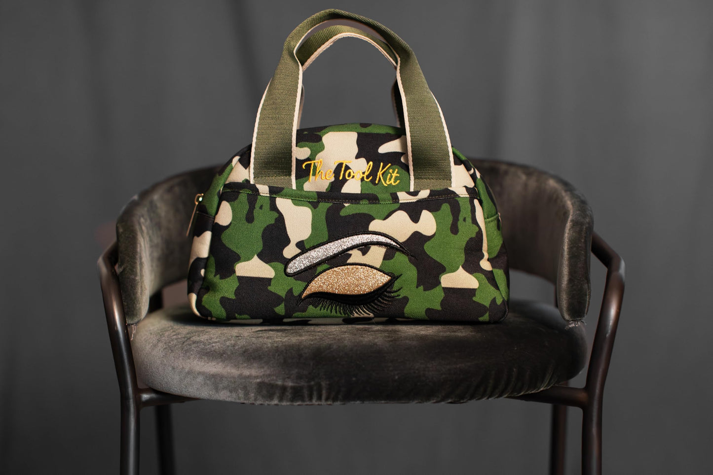 Beyond Shadow Ops Luxe Collection Kit de herramientas – Organizador profesional de maquillaje y accesorios con compartimentos seguros y diseño inspirado en el ejército, 2 bolsillos exteriores Lg