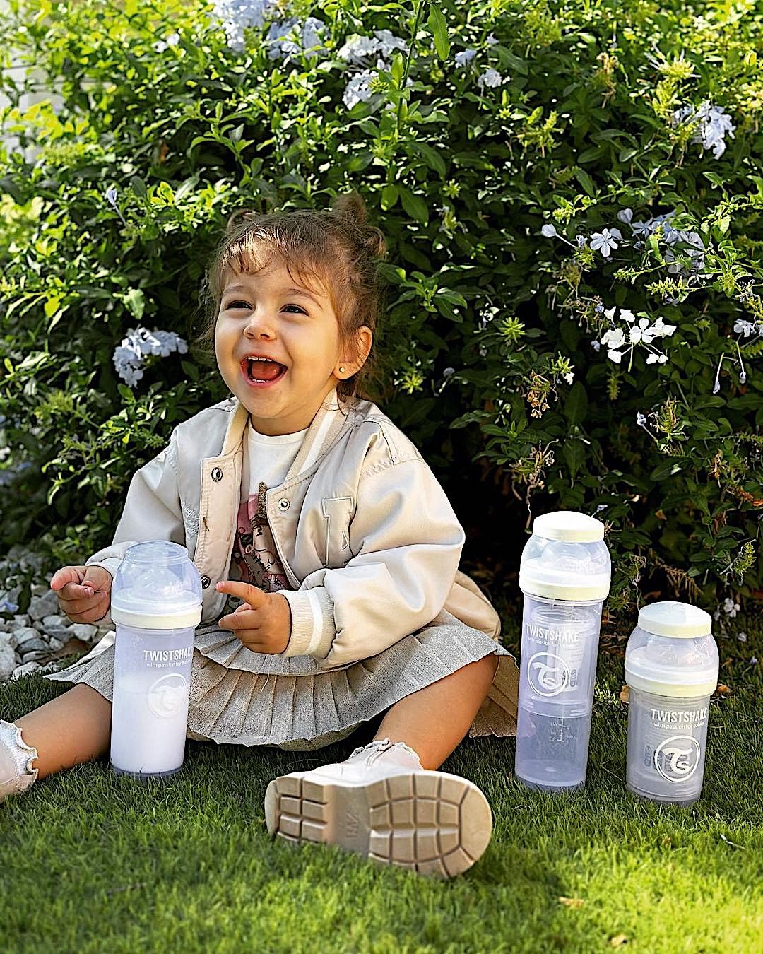 Biberón Anticólicos Twistshake Blanco de 330 ml con Tetina de Silicona Similar al Pecho para Lactancia Normal