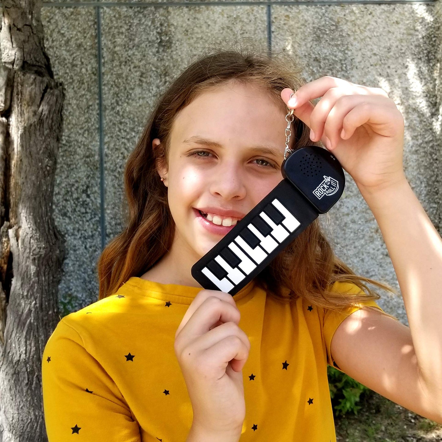 Rock and Roll It - Micro Piano. Llavero de piano de trabajo real y reproducible. Colgar en una mochila y jugar en cualquier lugar. Almohadilla de piano de dedo negro y blanco. Pequeño teclado