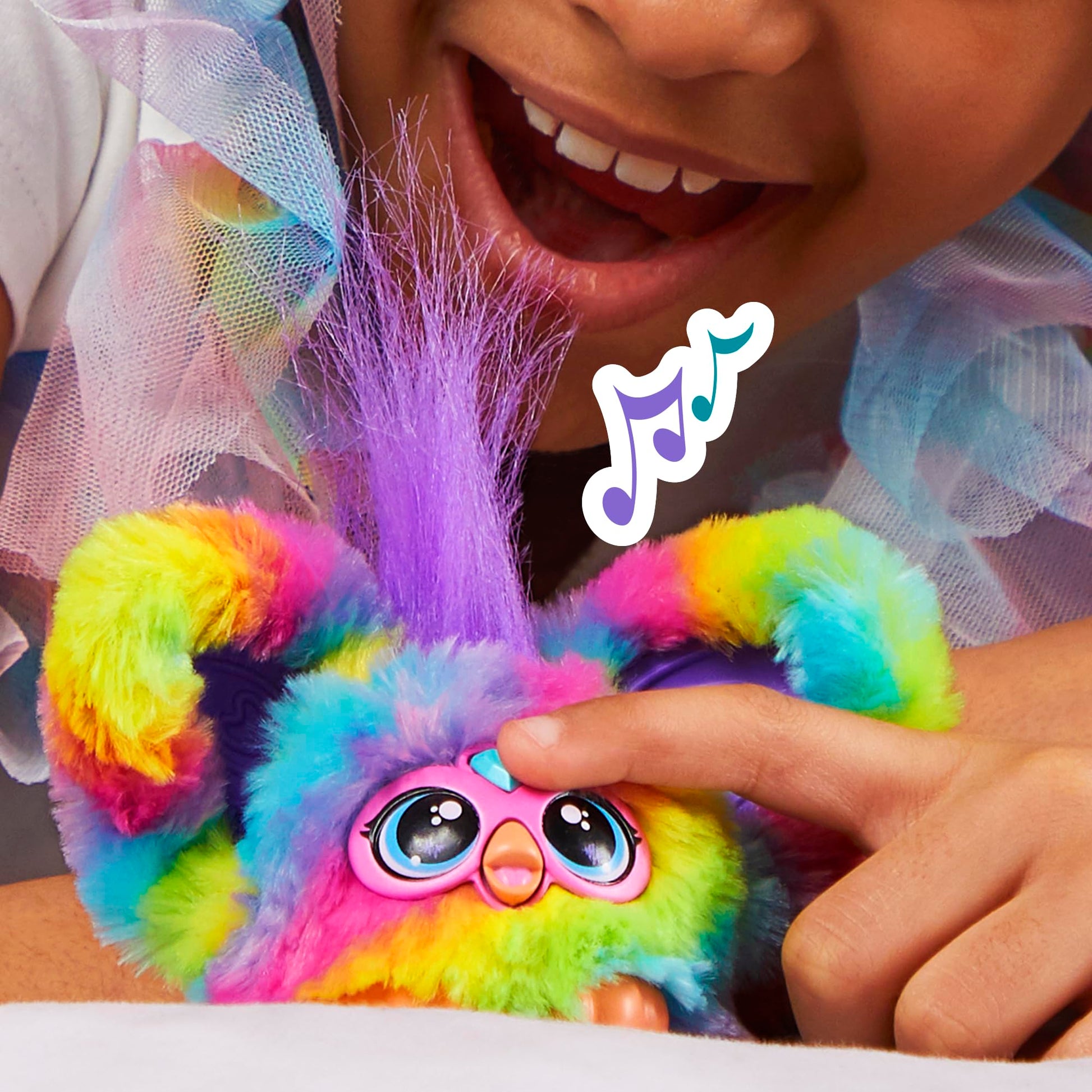 Furby Furblets Peluche Miniamigo Ray-Vee - Peluche electrónico arcoíris con más de 45 Sonidos, música K-Pop y Frases en Furbish con Llavero para niños y niñas a Partir de 6 años