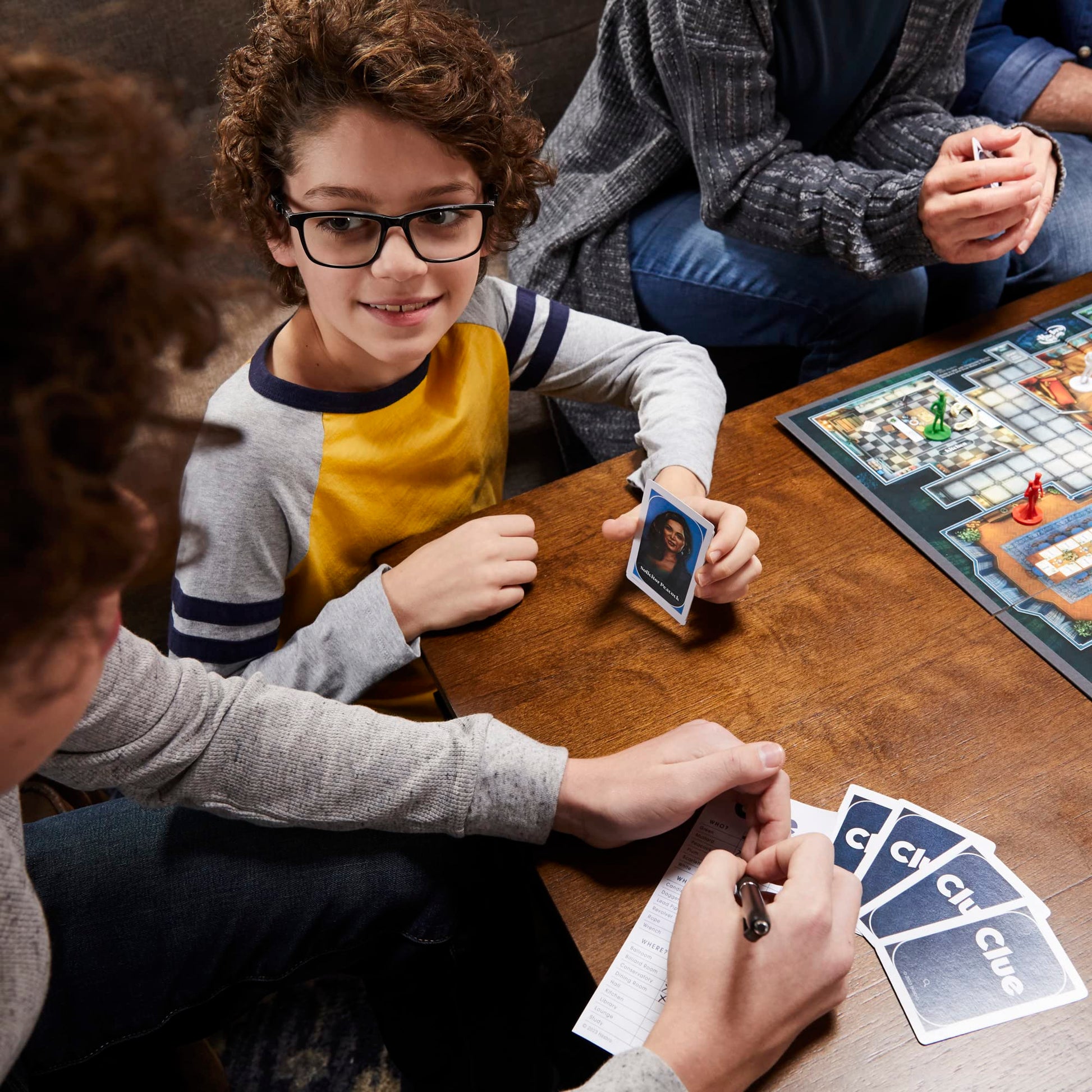 Hasbro Juego de Mesa para Juegos para niños de 8 años en adelante, Juego de Pistas reinventado para 2 a 6 Jugadores, Juegos de Misterio, Juegos de detectives, Juegos Familiares para niños y Adultos