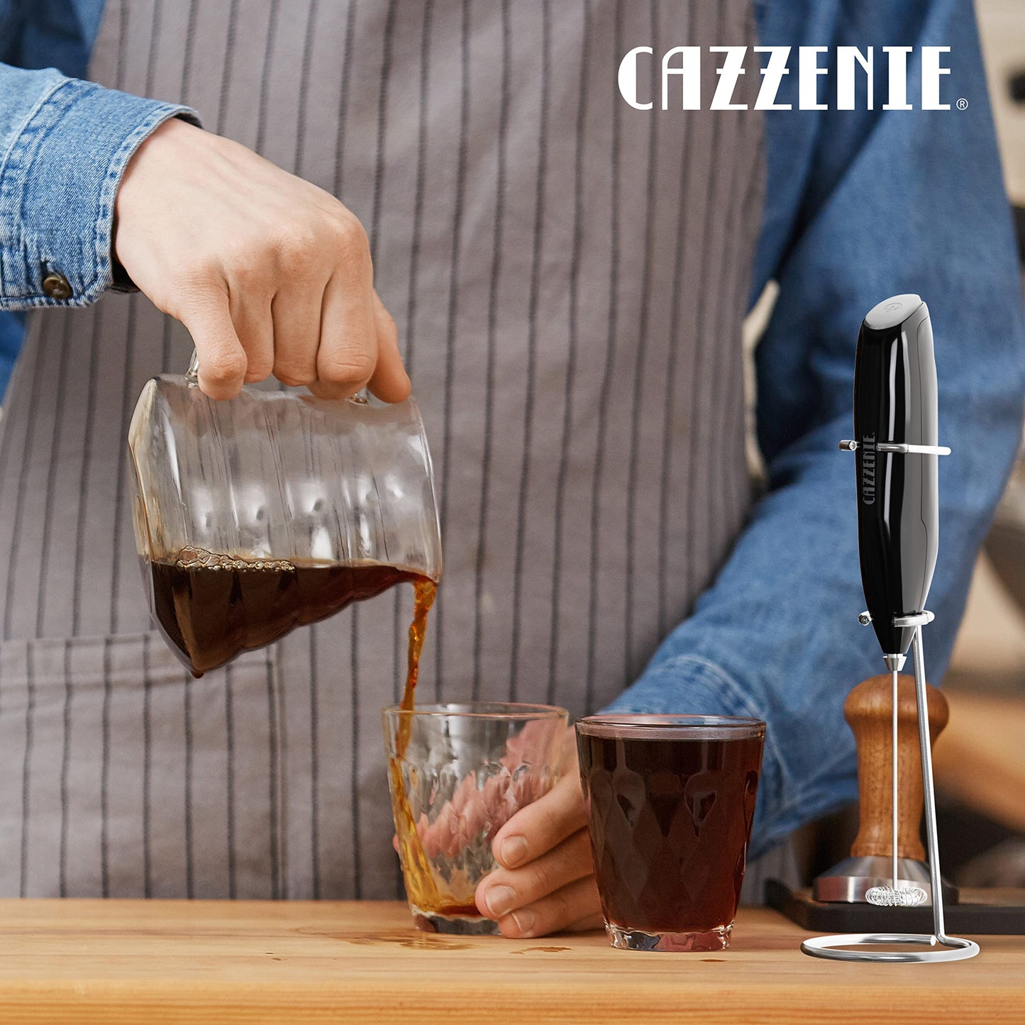 Cazzenie Espumador de Leche eléctrico con batidor y base. Batidor Premium de mano para café, capuchino o cócteles. Batidor de huevo o para tipo de bebidas en vaso o taza. Barista. Milk Frother