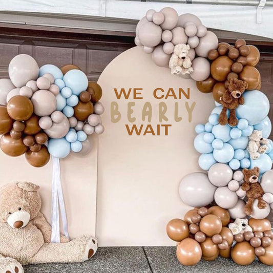 GIOGUK - Calcomanía de pared con texto "We Can Bearly Wait", decoración de fiesta de baby shower, suministros de fiesta de revelación de género, calcomanía de letrero de oso para arco de globos,