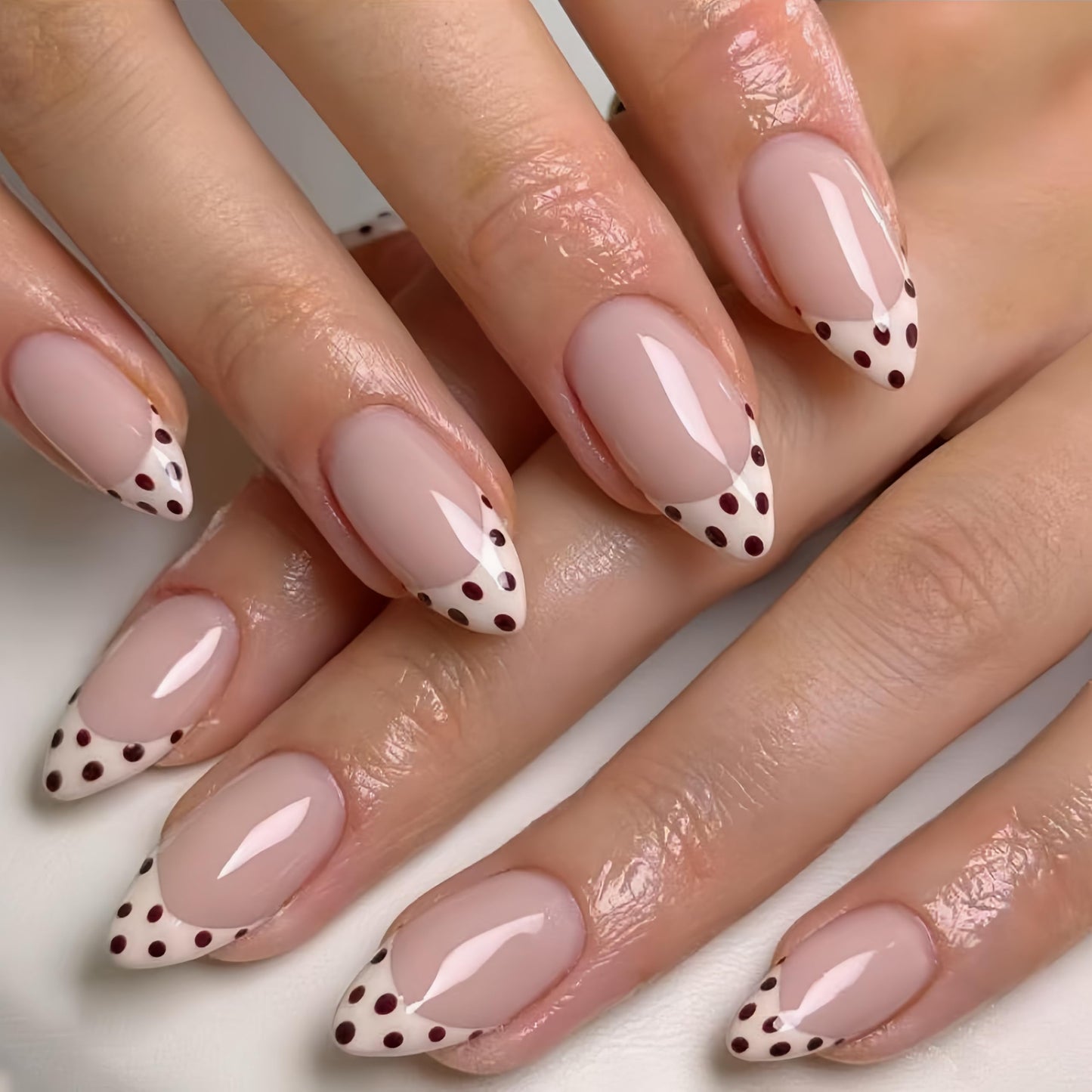 SXVME Uñas postizas con punta francesa en blanco lechoso, almendra, lunares medianos, diseño de lunares marrones, reutilizables, con pegamento de gel suave para mujer (24 unidades)