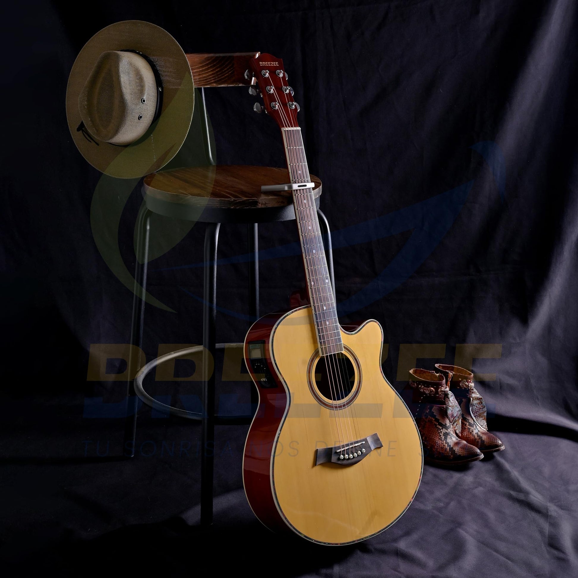 BREEZEE Guitarra Electroacústica de 40” Diseñada sobre Abeto, Merbau, Okume y Palisandro. Acabado de Barniz en Pulverización, Incluye Set de Accesorios Completo para Principiante