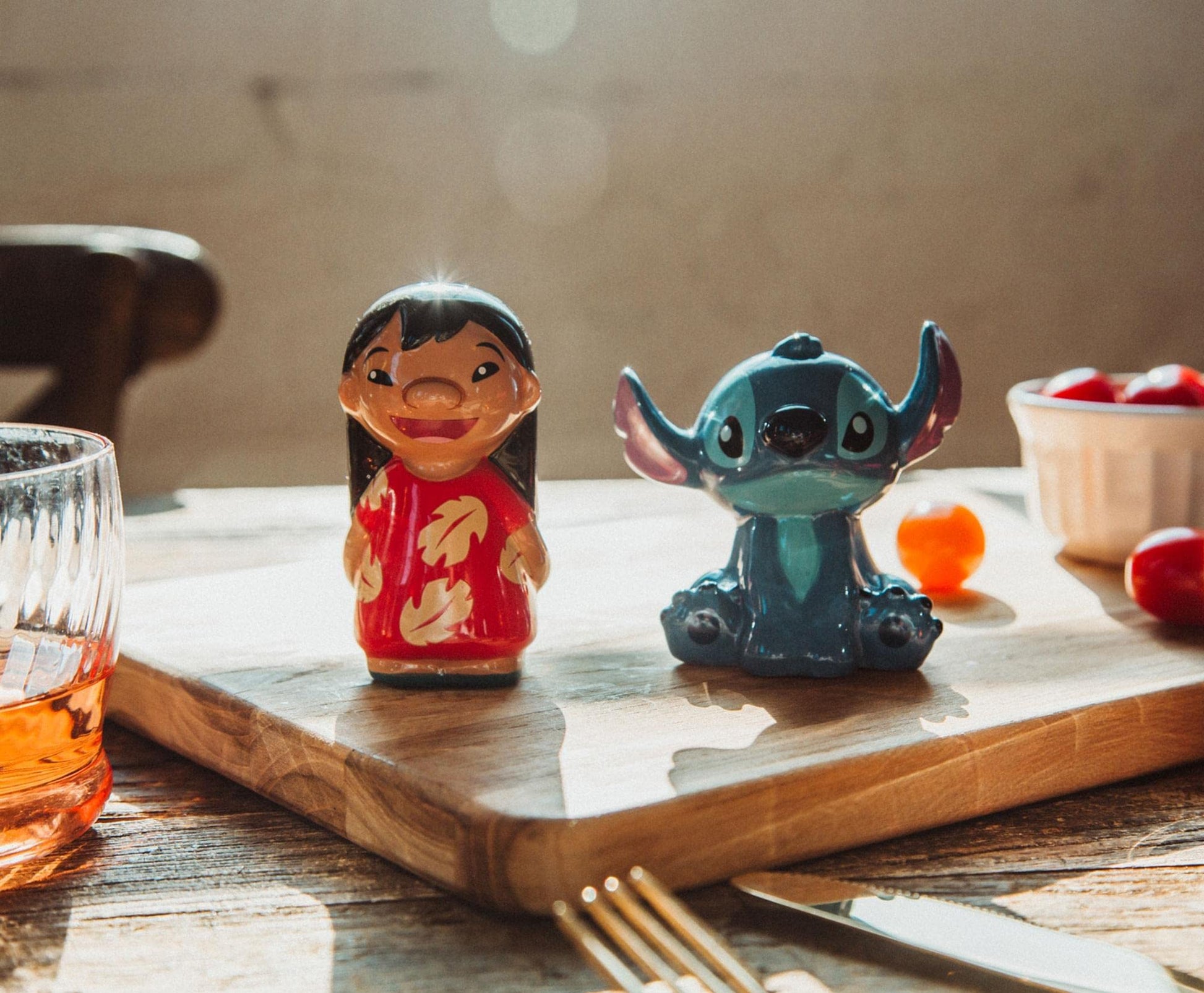 Disney Lilo & Stitch - Salero y pimentero de cerámica, juego de 2 recipientes de almacenamiento, dispensadores de especias