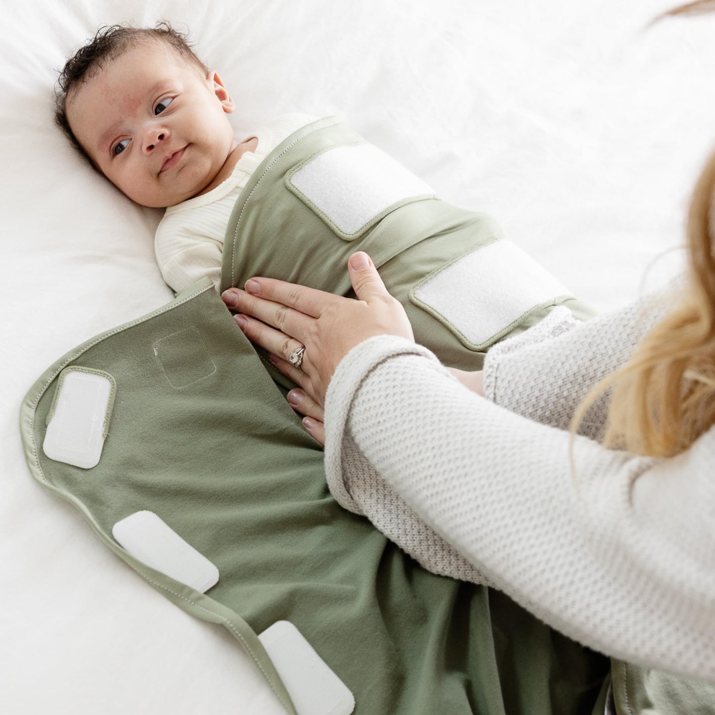 The Ollie Swaddle - Swaddle para dormir para bebés, tela transpirable que absorbe la humedad para evitar el sobrecalentamiento, ajuste ajustable (oliva, talla única)