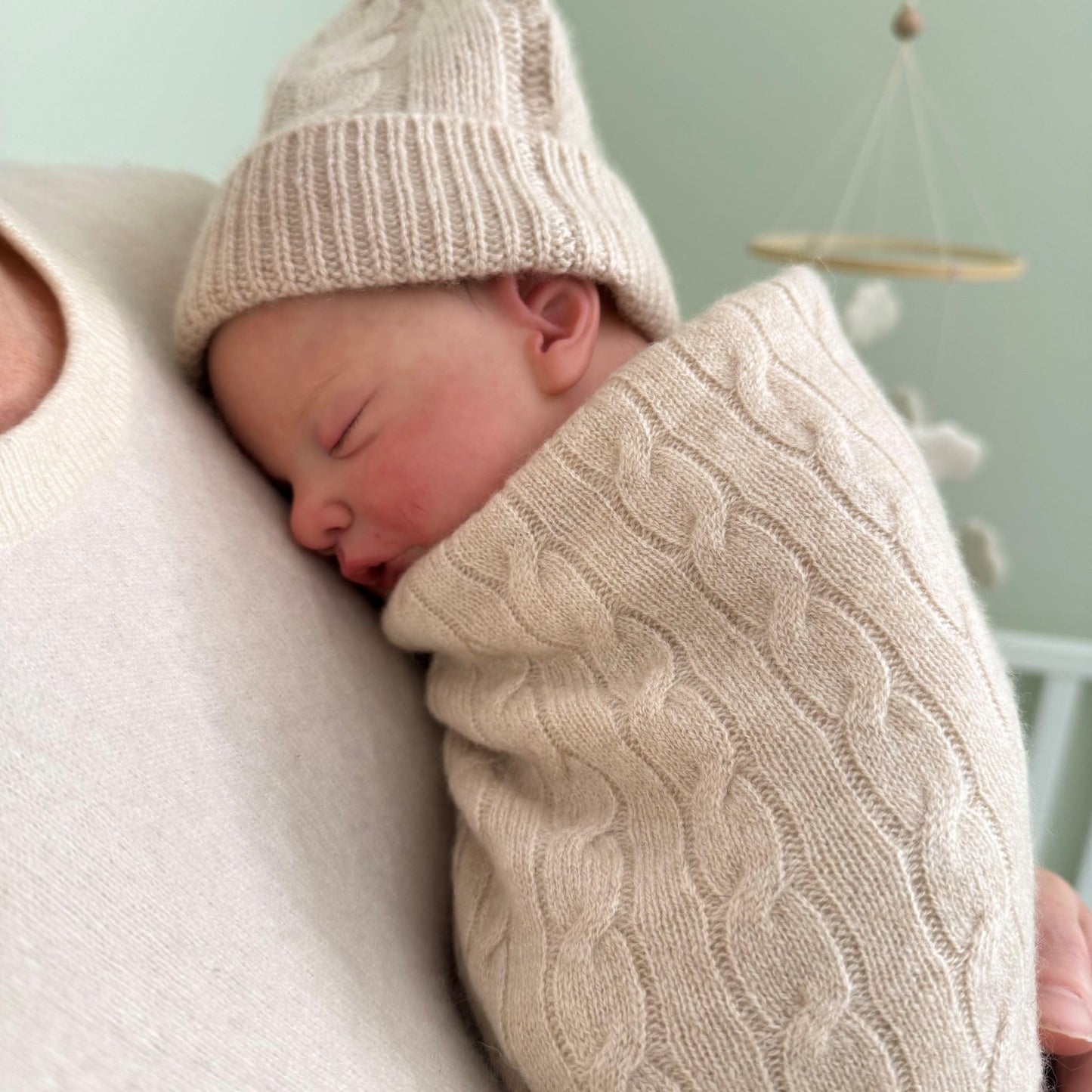 Jet&Bo BABY - Manta de bebé 100% cachemira, gorro y botines, juego de regalo de punto de cable en azúcar moreno, unisex, tamaño 0-6 meses, caja de regalo y tarjeta incluida