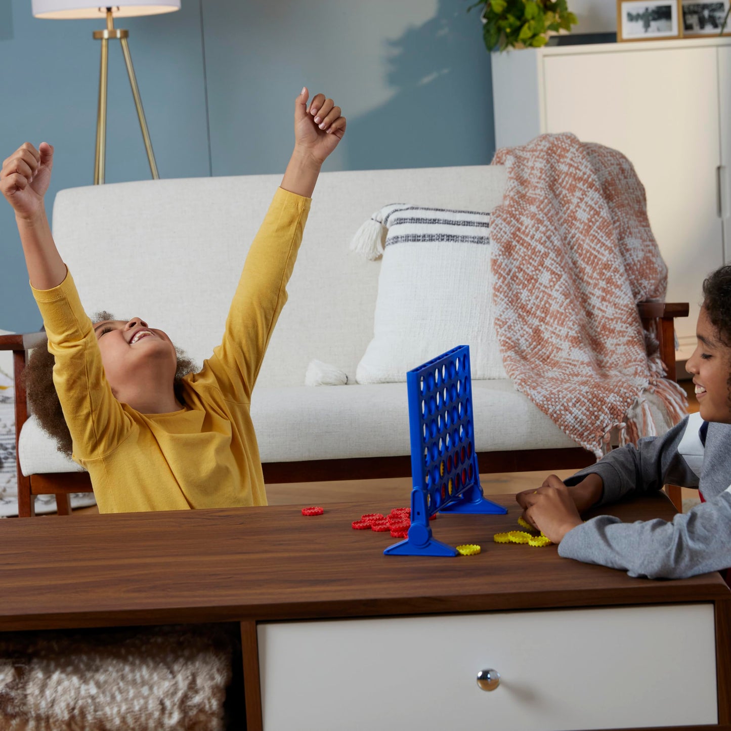 Hasbro Gaming, Connect 4 Clásico, Juego de Mesa, Incluye 1 Tablero,1 Rejilla y 42 Fichas e Instrucciones para Niños y Niñas de 6+ Años para 2 Jugadores