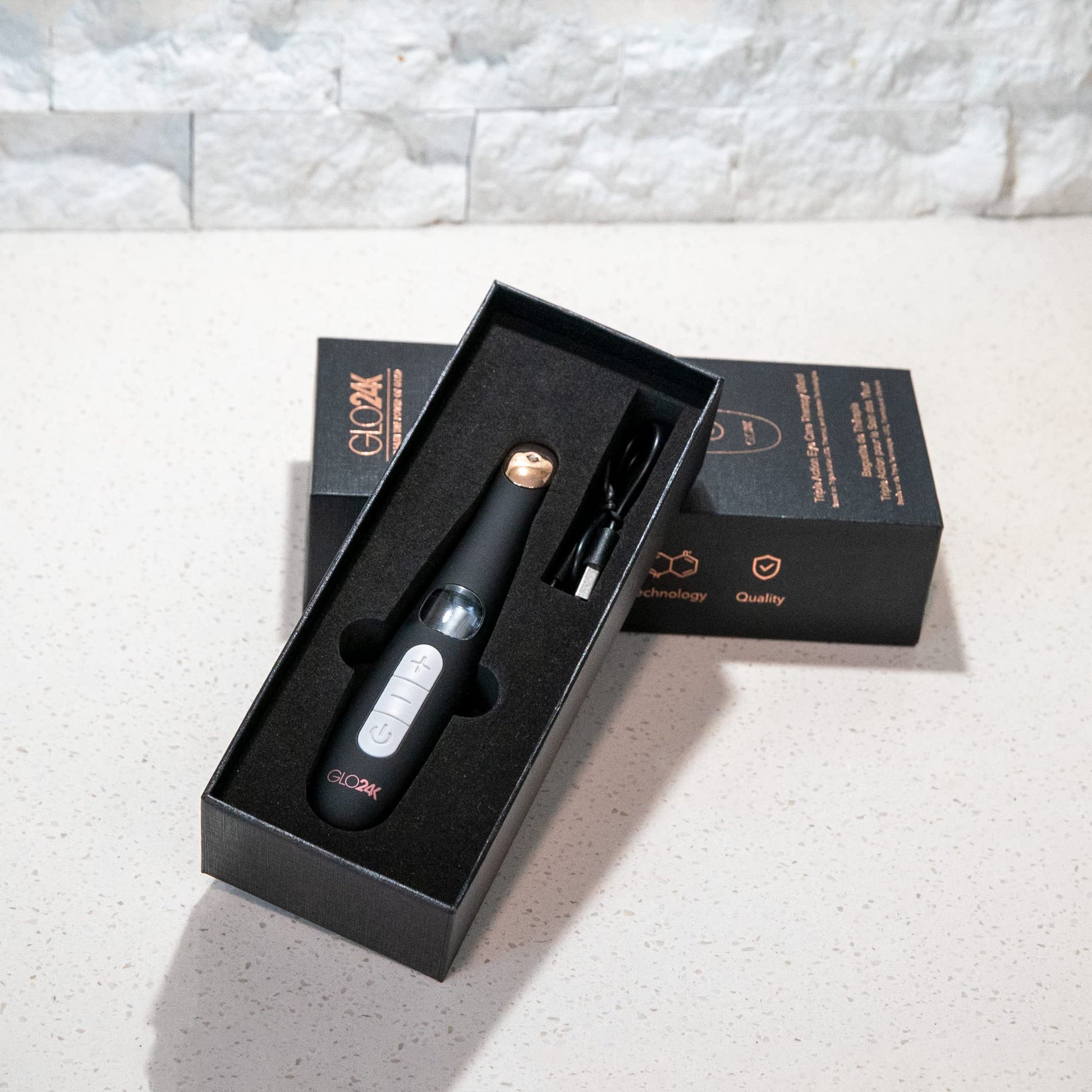 Masajeador de belleza para el cuidado de los ojos GLO24K. Para una piel radiante y hermosa alrededor de los ojos.