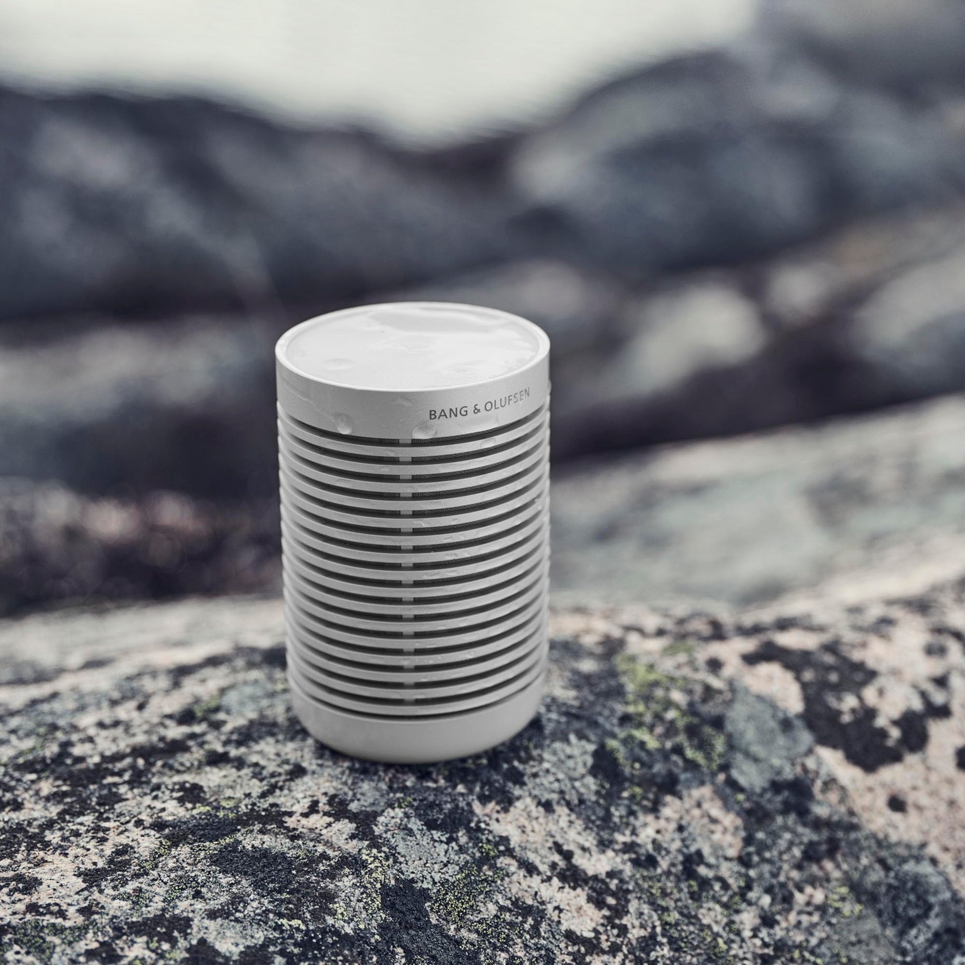 Bang & Olufsen Beosound Explore - Altavoz Bluetooth inalámbrico para Exteriores, IP67 a Prueba de Polvo e Impermeable, Niebla Gris