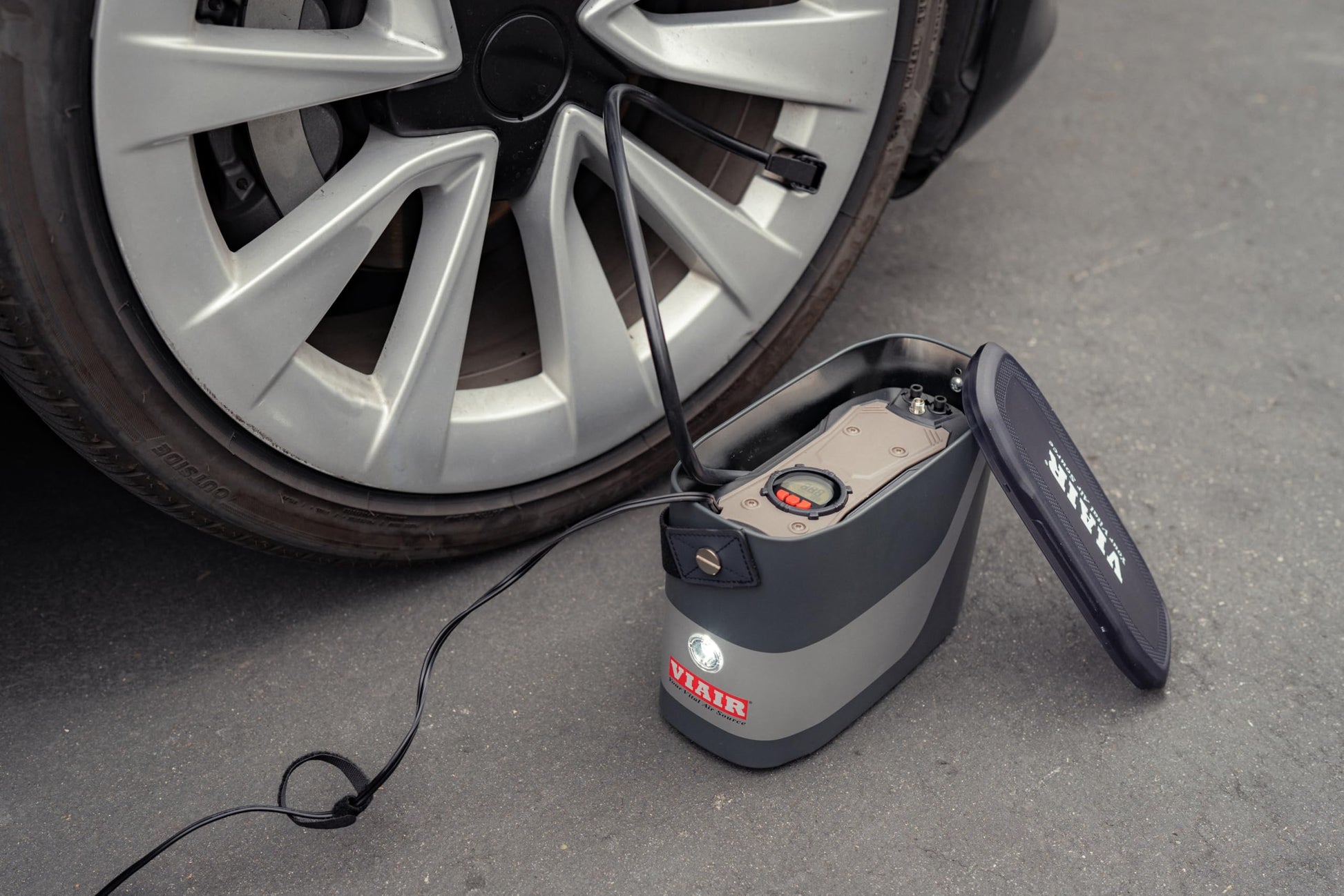 VIAIR Digital EVC75P - Inflador de neumáticos portátil para automóvil, SUV y camión, función de apagado automático preestablecida | Bomba de neumáticos de carretera de 12 V 100 PSI