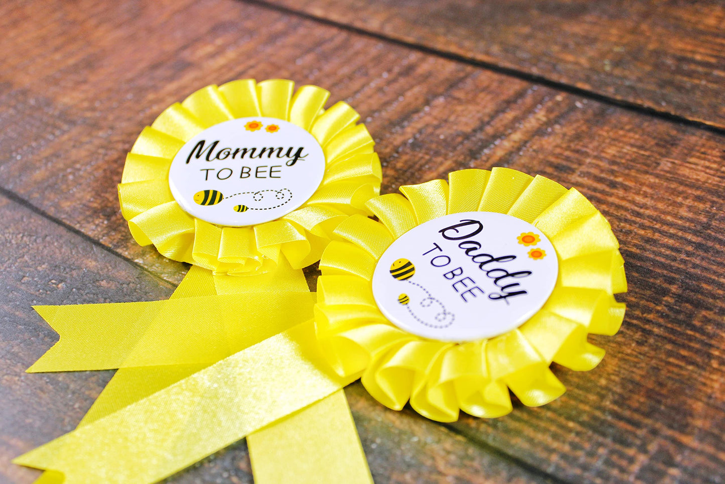 HAPPYLAND - Decoración para baby shower de hojalata amarilla, insignia de mamá a abeja y papá a abeja