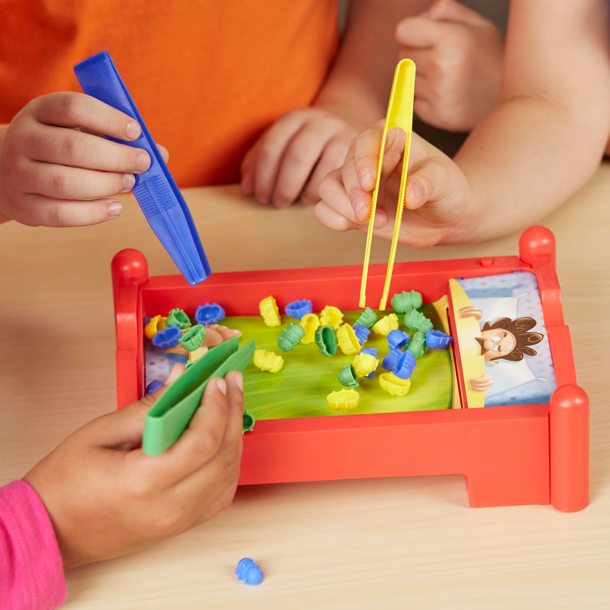 Hasbro Gaming Pulgas Locas - Juego de Mesa con 1 Tablero, 36 Piezas de Colores y 3 Pinzas para 2 o 3 Jugadores a Partir de 4 años